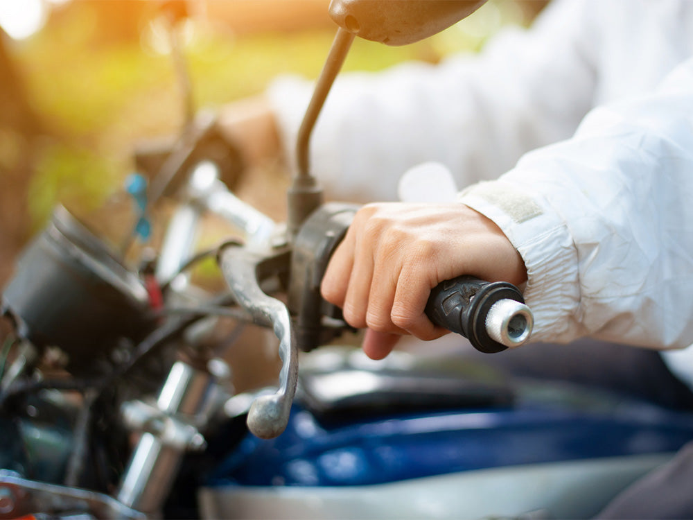 Is-Holding-the-Clutch-While-Braking-a-Motorcycle-a-Bad-Habit