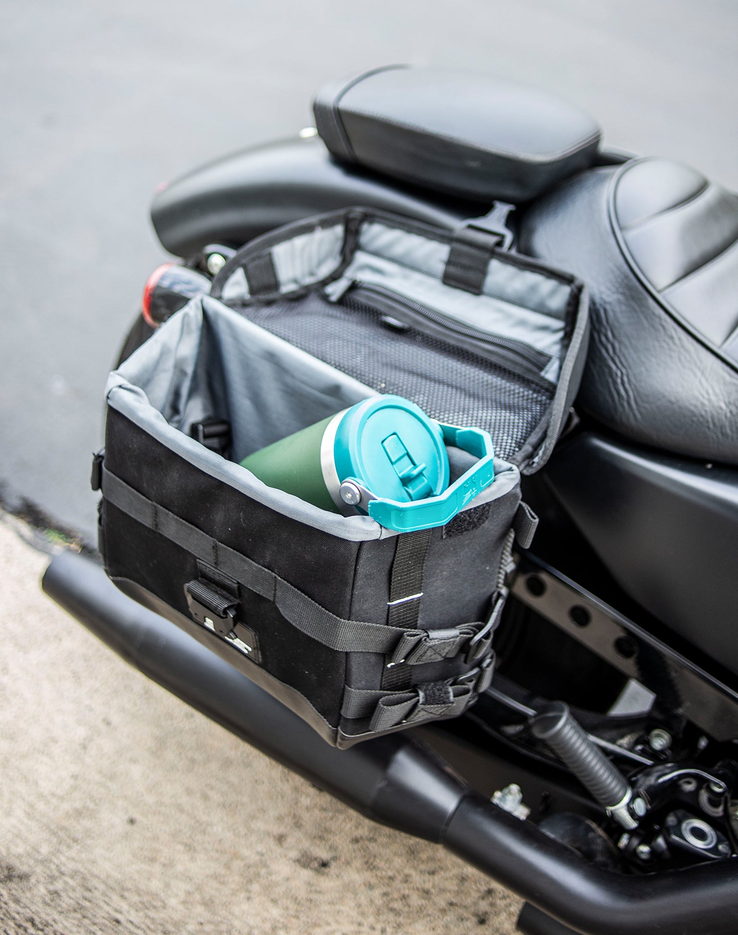 10L - Incognito Quick Mount Small Solo Motorcycle Saddlebag (Right Only) for Harley Sportster 1200 Iron XL1200NS v4