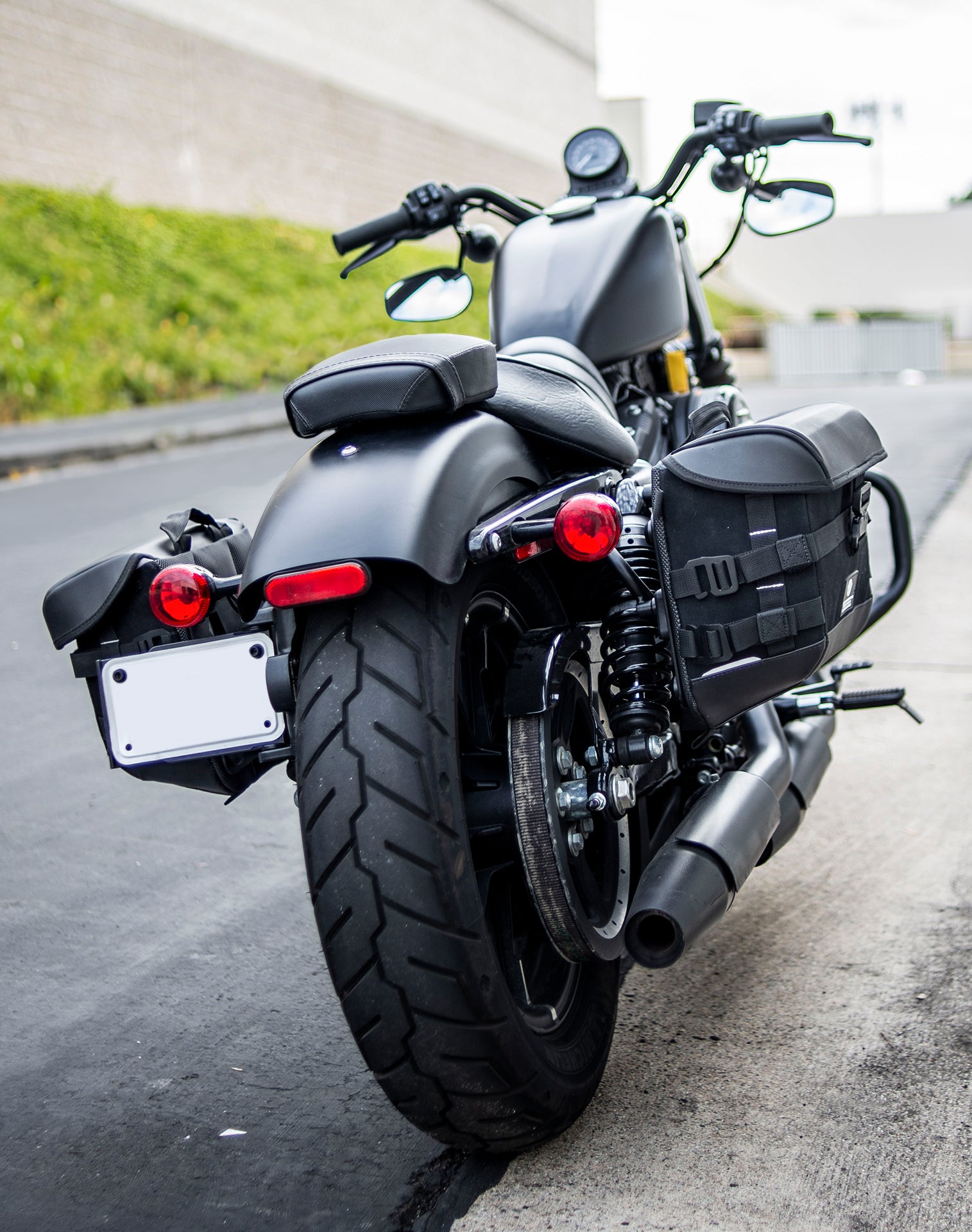 10L - Incognito Quick Mount Small Solo Motorcycle Saddlebag (Right Only) for Harley Sportster 1200 Iron XL1200NS v1