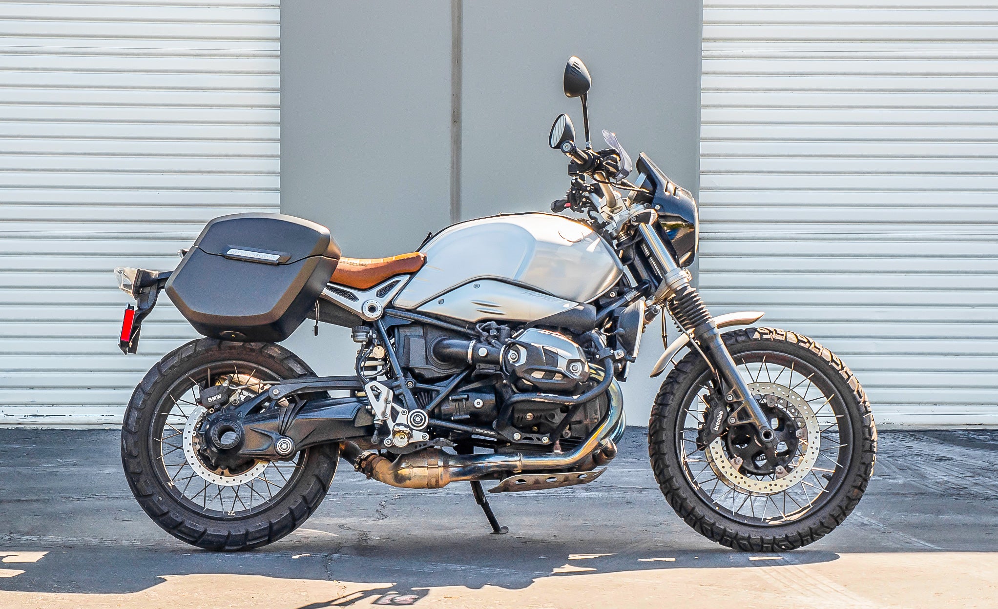 12L - Ironclad Quick Mount Medium BMW R nineT Matte Hard Solo Saddlebag (Right Only) @expand