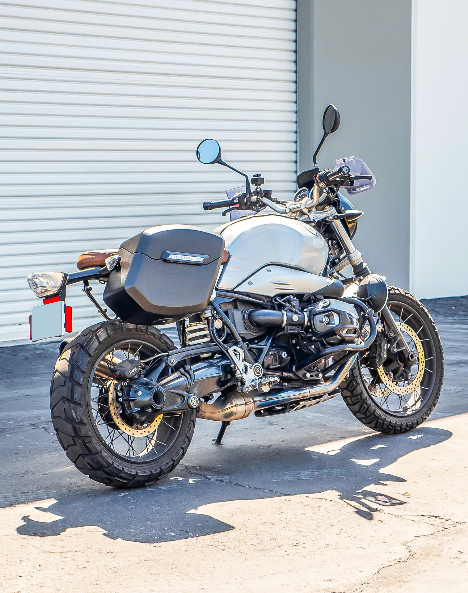 12L - Ironclad Quick Mount Medium BMW R nineT Matte Hard Solo Saddlebag (Right Only) v1