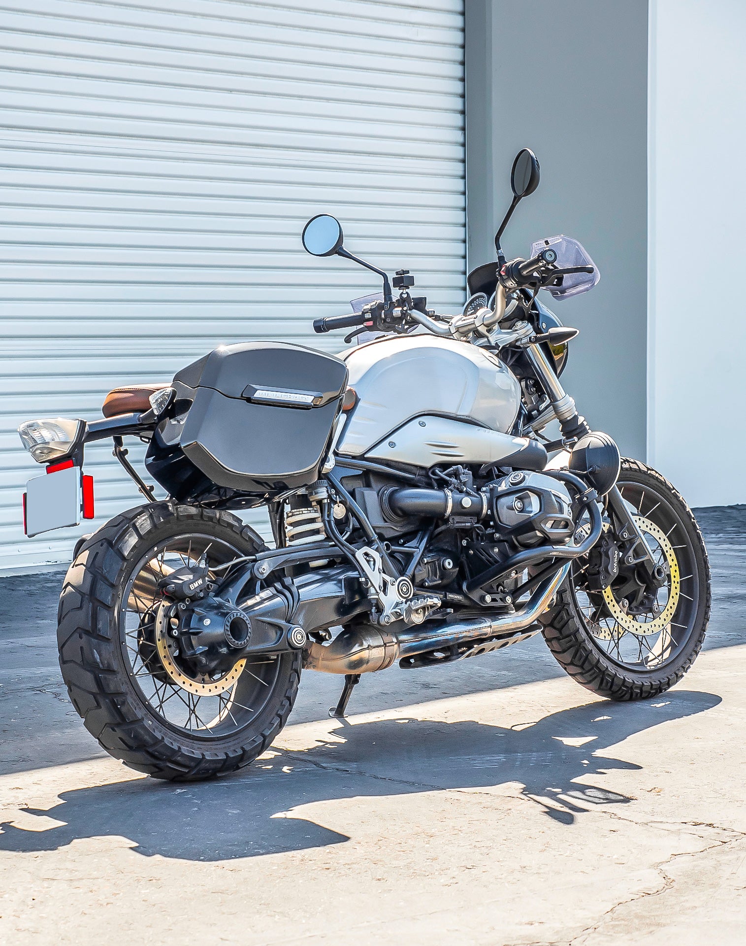 12L - Ironclad Quick-Mount Medium BMW R nineT Painted Hard Solo Saddlebag (Right Only) v1