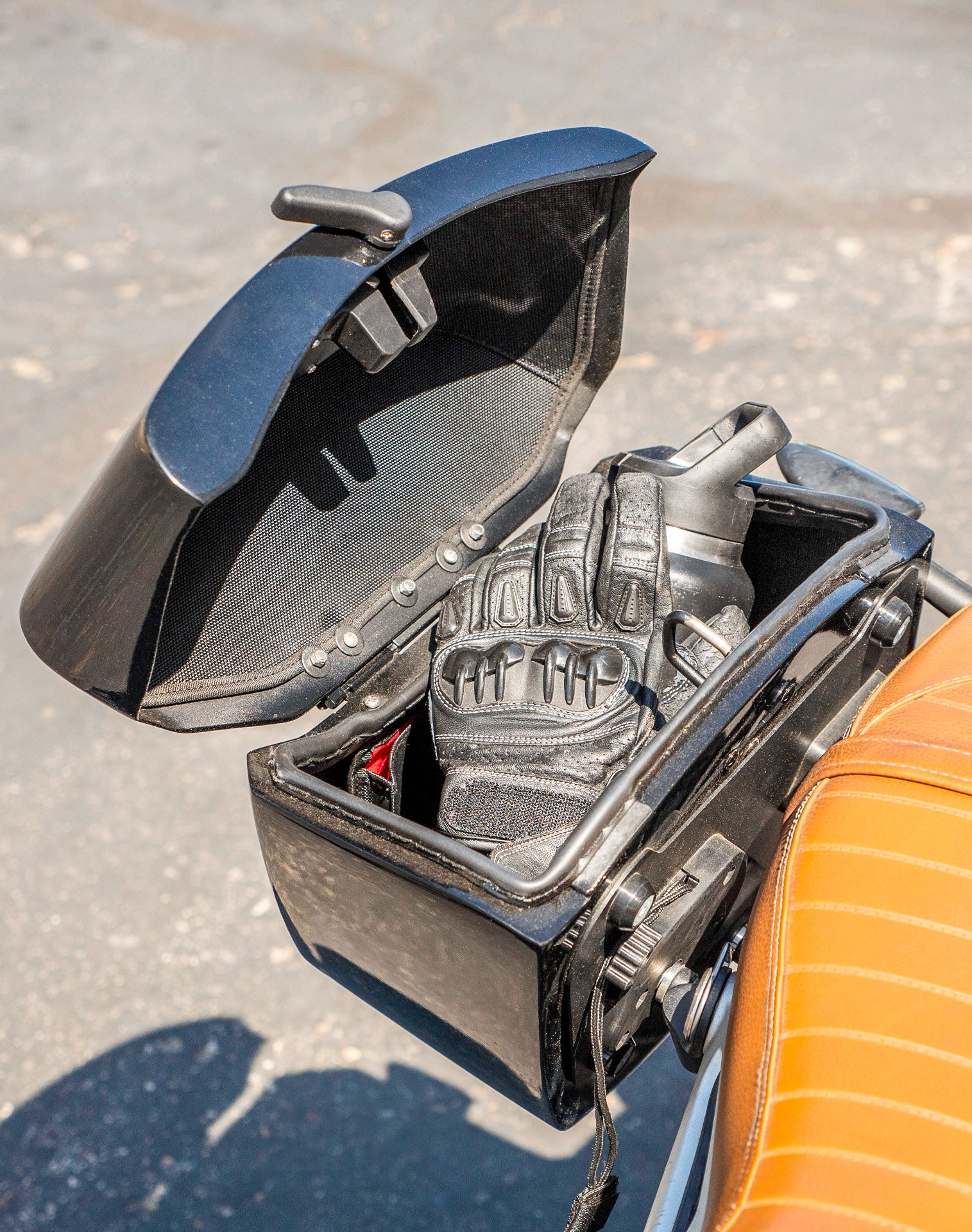 12L - Ironclad Quick-Mount Medium BMW R nineT Painted Hard Solo Saddlebag (Right Only) v4