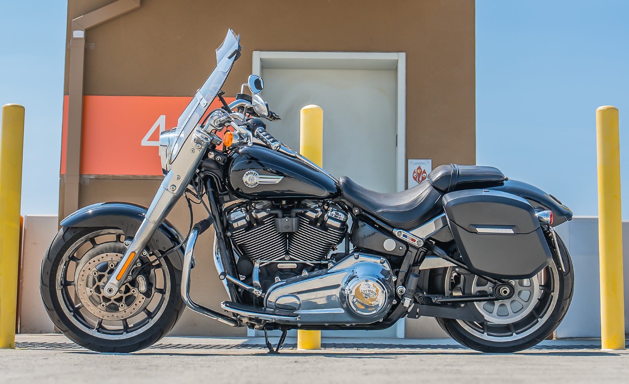 12L - Ironclad Quick Mount Medium Harley Softail Fat Boy FLFB/S Matte Hard Solo Saddlebag (Left Only) Life Style Photo @expand