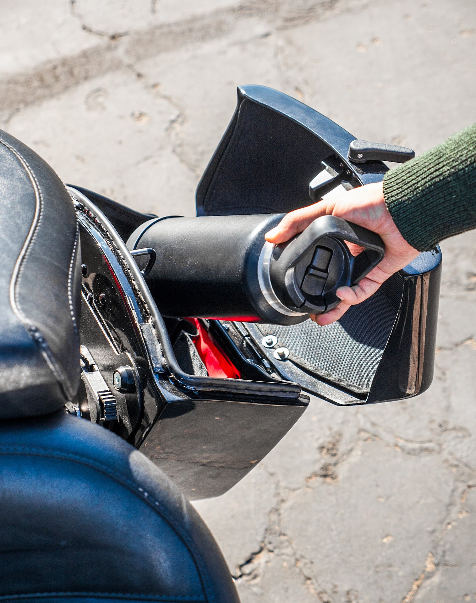 12L - Ironclad Quick-Mount Medium Harley Softail Fat Boy Lo FLSTFB Painted Hard Solo Saddlebag (Left Only) v4