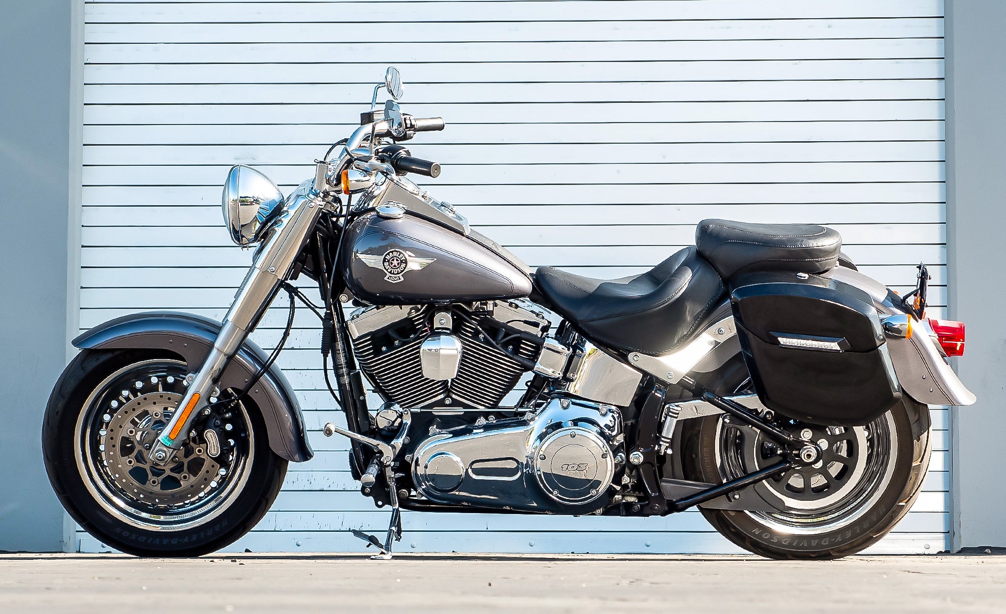 12L - Ironclad Quick-Mount Medium Harley Softail Fat Boy Lo FLSTFB Painted Hard Solo Saddlebag (Left Only) @expand