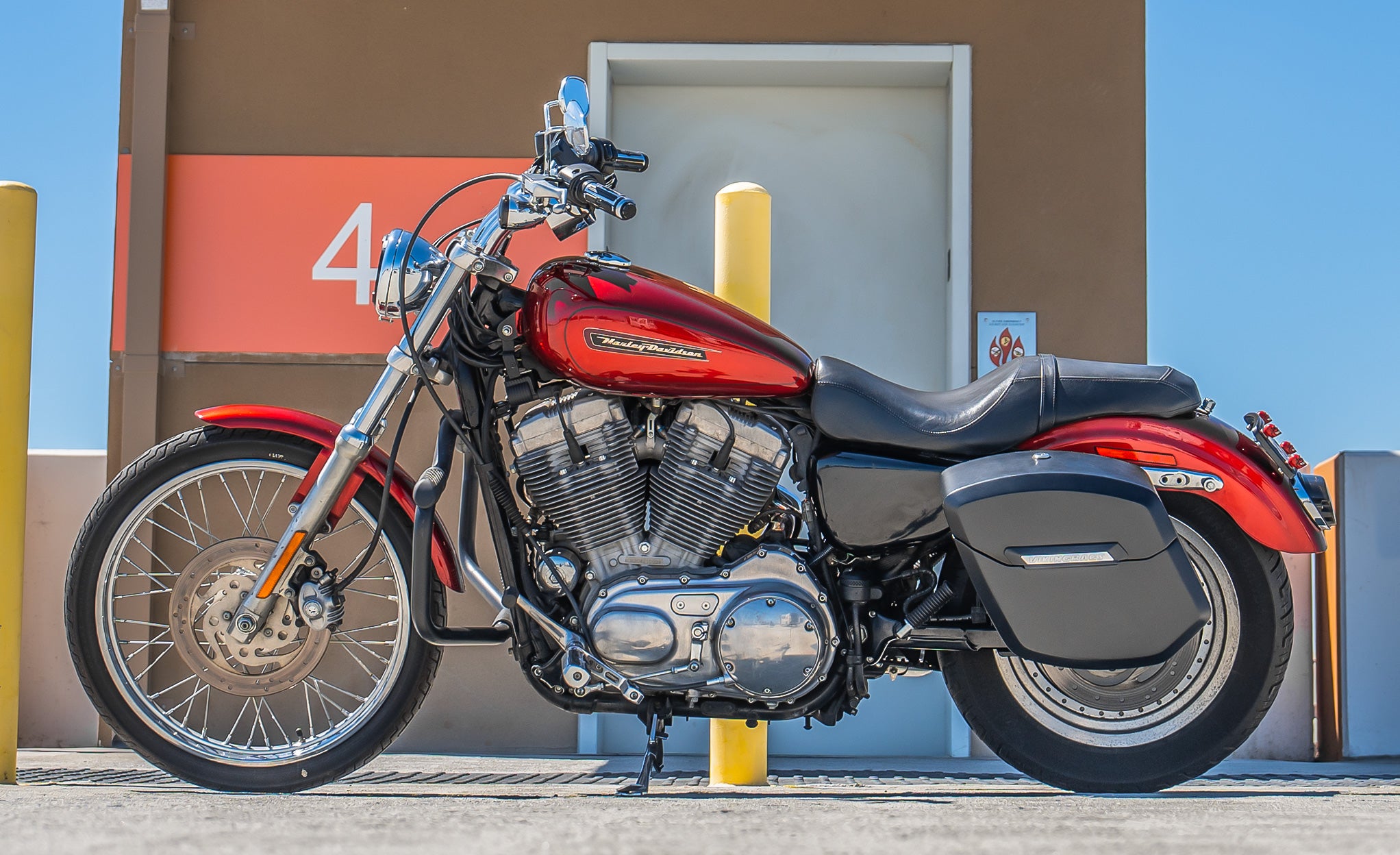 12L - Ironclad Quick Mount Medium Harley Sportster 883 Custom XL883C Matte Hard Solo Saddlebag (Left Only) @expand