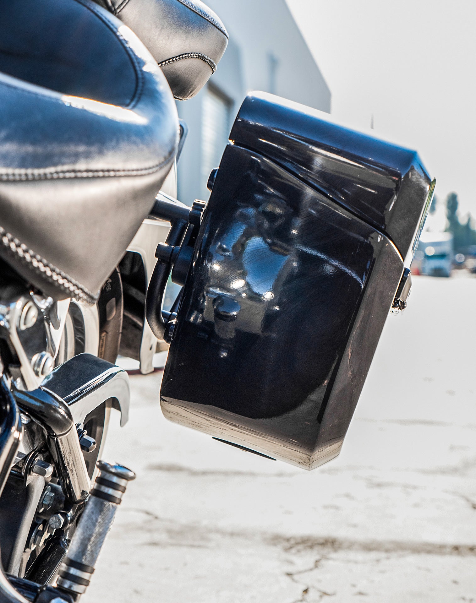 12L - Ironclad Quick-Mount Medium Heritage Classic FLSTC/I Painted Hard Solo Saddlebag (Left Only) v3