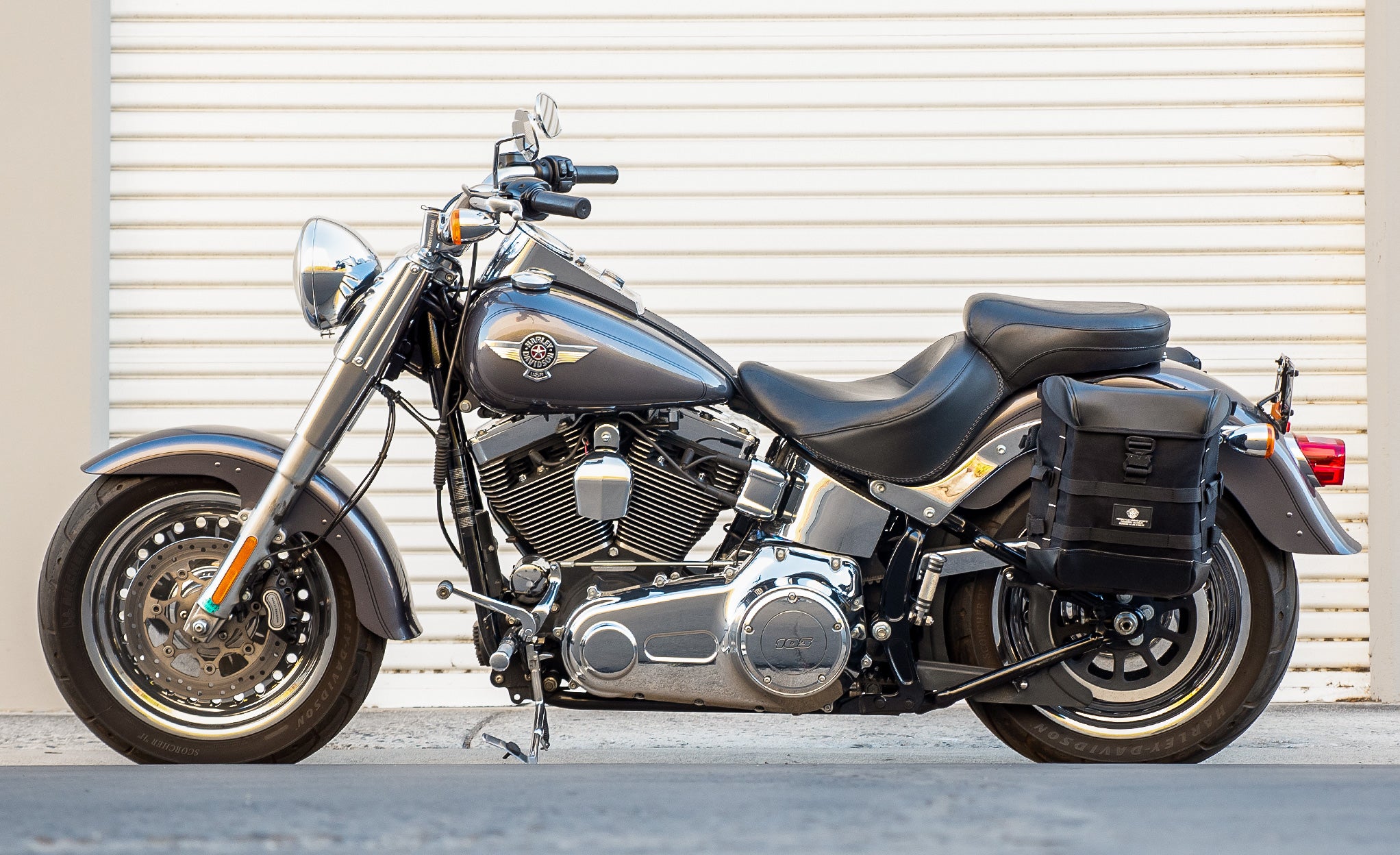 15L - Incognito Quick-Mount Medium Solo Saddlebag (Left Only) for Harley Softail Fat Boy Lo FLSTFB Bag on Bike @expand