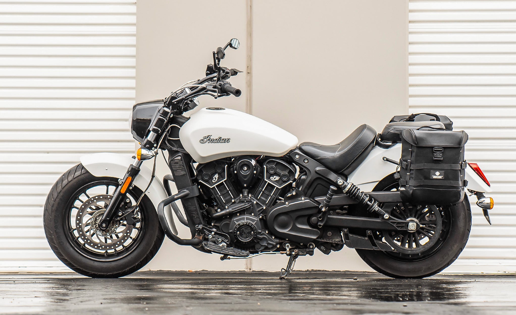 15L - Incognito Quick-Mount Medium Indian Scout Classic Solo Saddlebag (Left Only) Lifestyle @expand