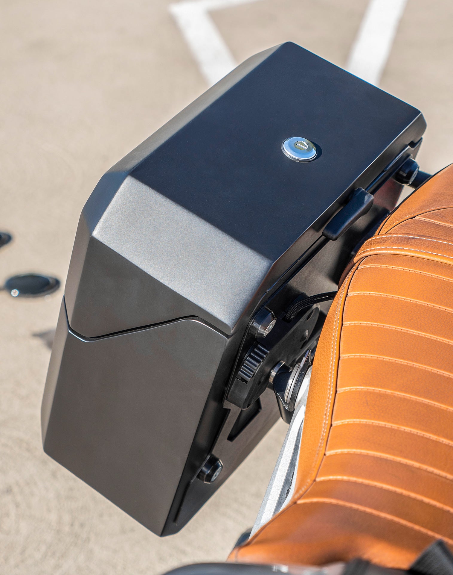 15L - Outlaw Quick Mount Medium BMW R nineT Matte Hard Solo Saddlebag (Right Only) v3