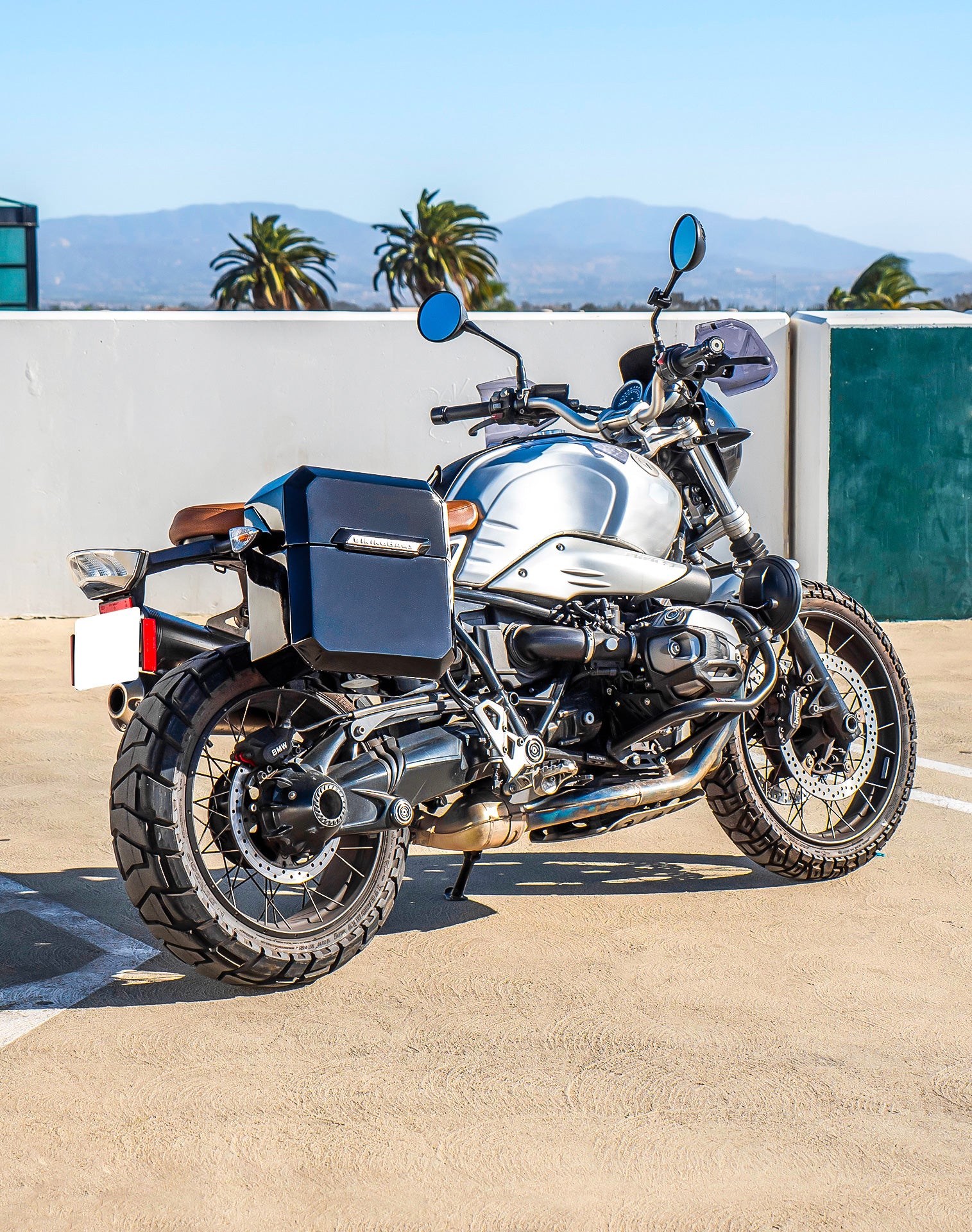 15L - Outlaw Quick Mount Medium BMW R nineT Painted Hard Solo Saddlebag (Right Only) v1