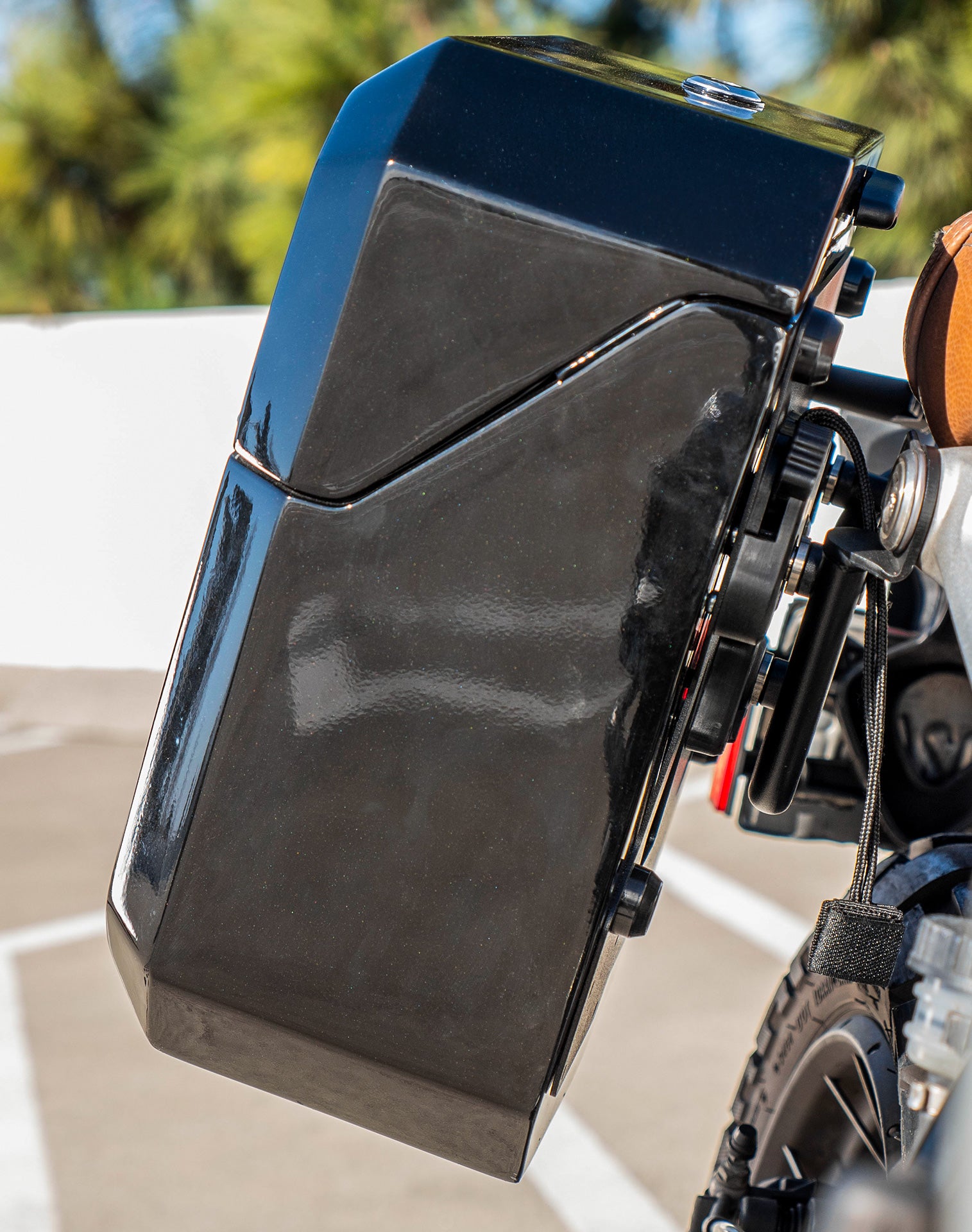 15L - Outlaw Quick Mount Medium BMW R nineT Painted Hard Solo Saddlebag (Right Only) v3