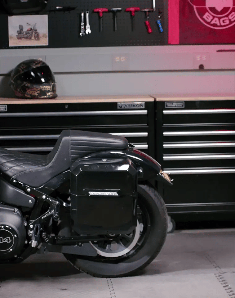 15L - Outlaw Quick-Mount Medium Harley Softail Fat Bob FXFB/S Painted Hard Solo Saddlebag (Right Only) GIF