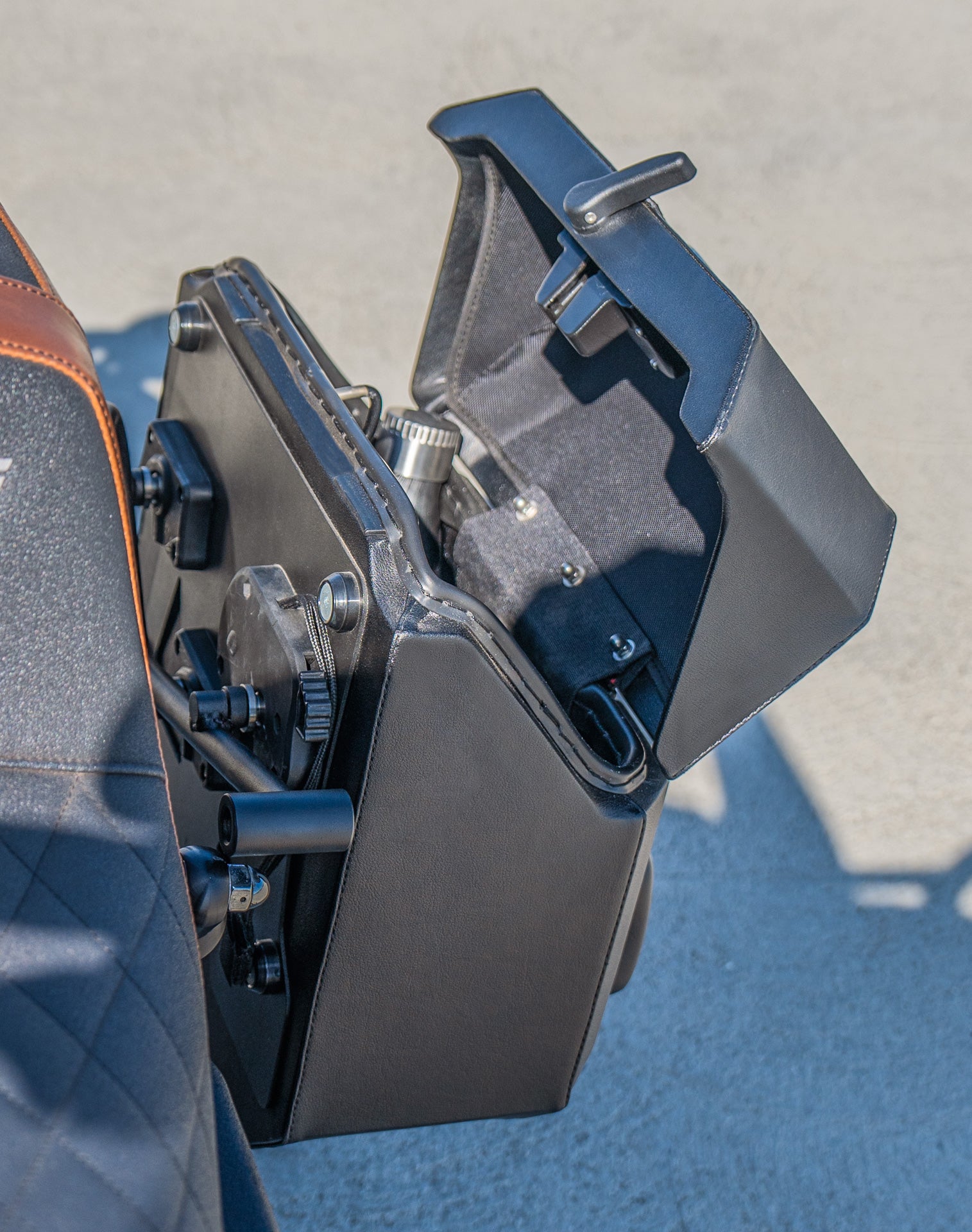 15L - Outlaw Quick Mount Medium Hard Solo Saddlebag (Left Only) for Harley Dyna Super Glide Custom FXDC/I Lifestyle