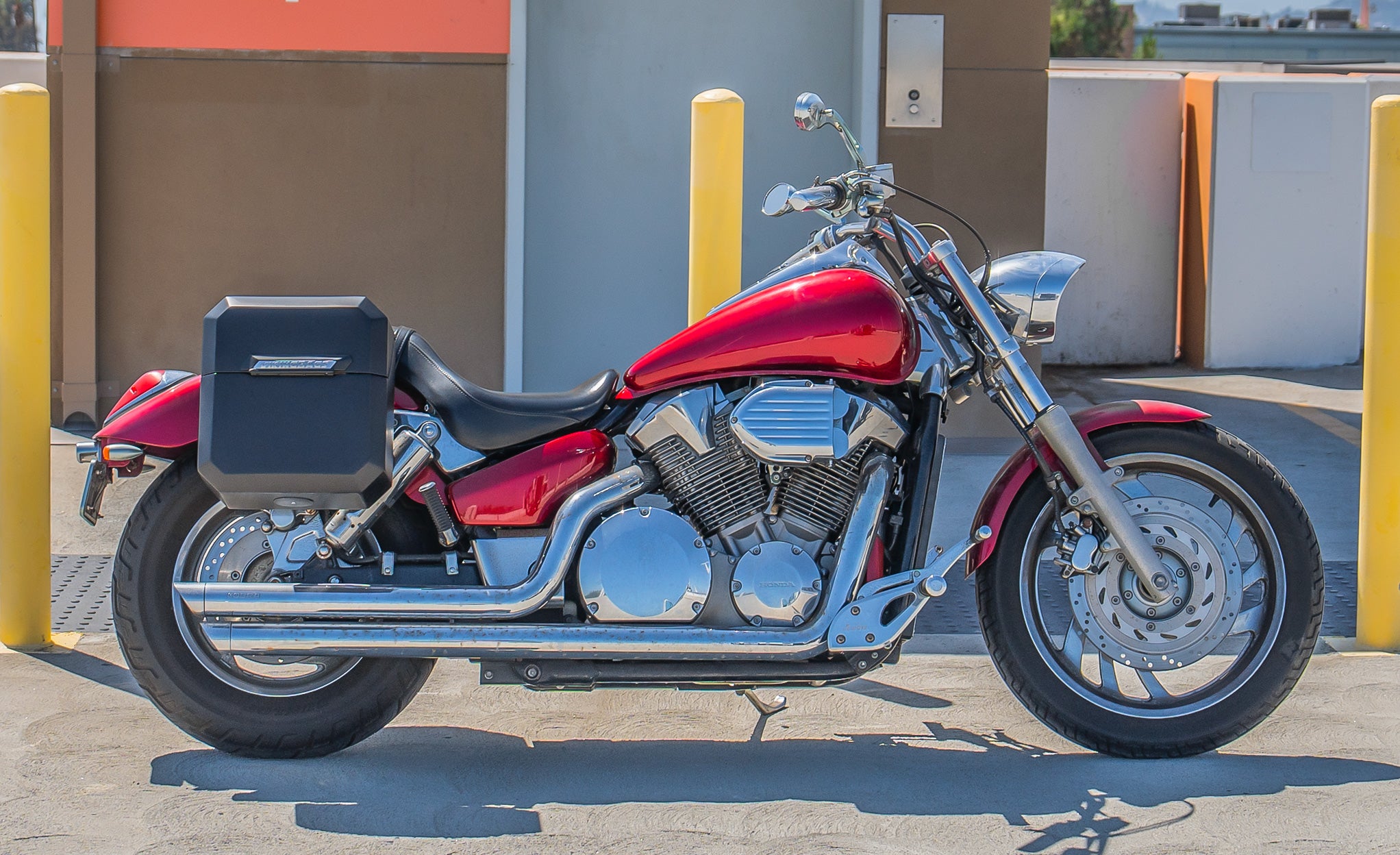 15L - Outlaw Quick-Mount Medium Honda VTX 1300 C Matte Hard Solo Saddlebag (Right Only) Lifestyle @expand