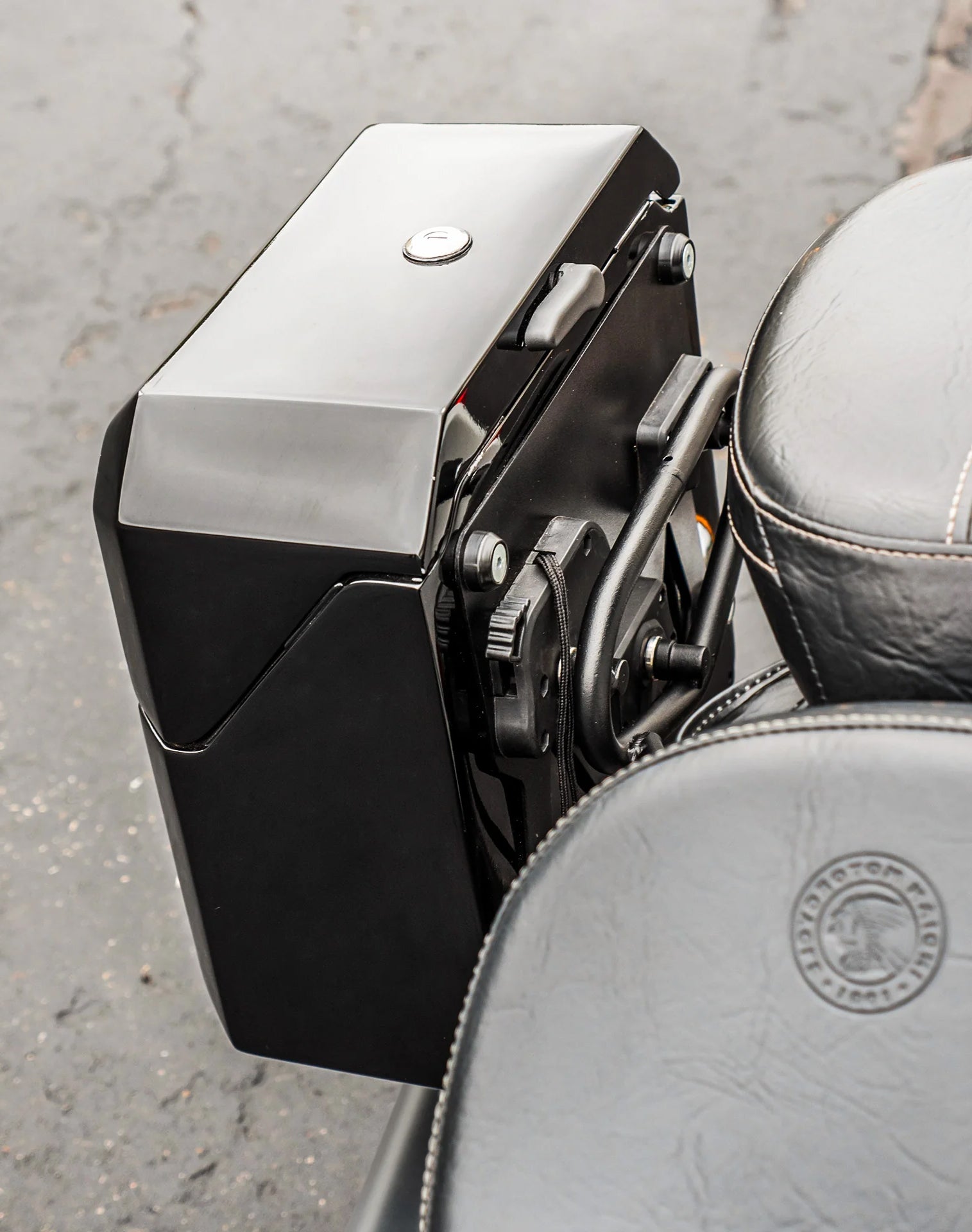 15L - Outlaw Quick Mount Medium Indian Scout Sixty Painted Hard Solo Saddlebag (Right Only) v3