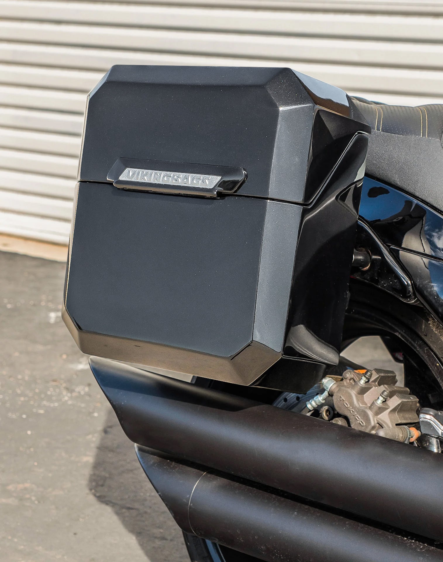 15L - Outlaw Quick Mount Medium Suzuki Boulevard M109R/VZR1800 Painted Hard Solo Saddlebag (Right Only) v2