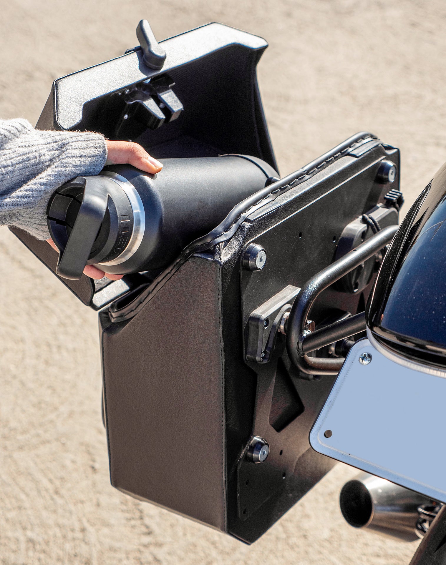 15L - Outlaw Quick Mount Medium Triumph Thruxton RS Hard Solo Saddlebag (Left Only) v4