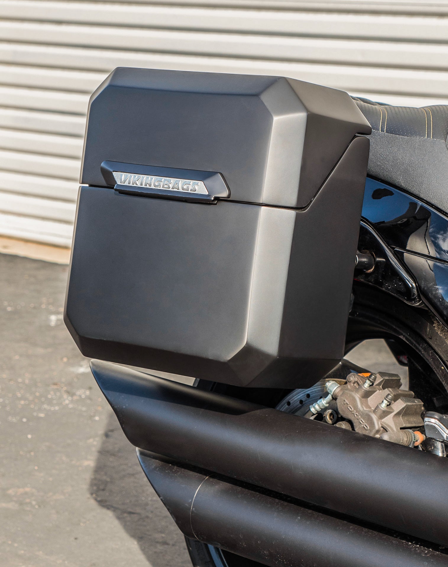 15L - Outlaw Quick-Mount Suzuki Boulevard M109R/VZR1800 Matte Hard Solo Saddlebag (Right Only) v2