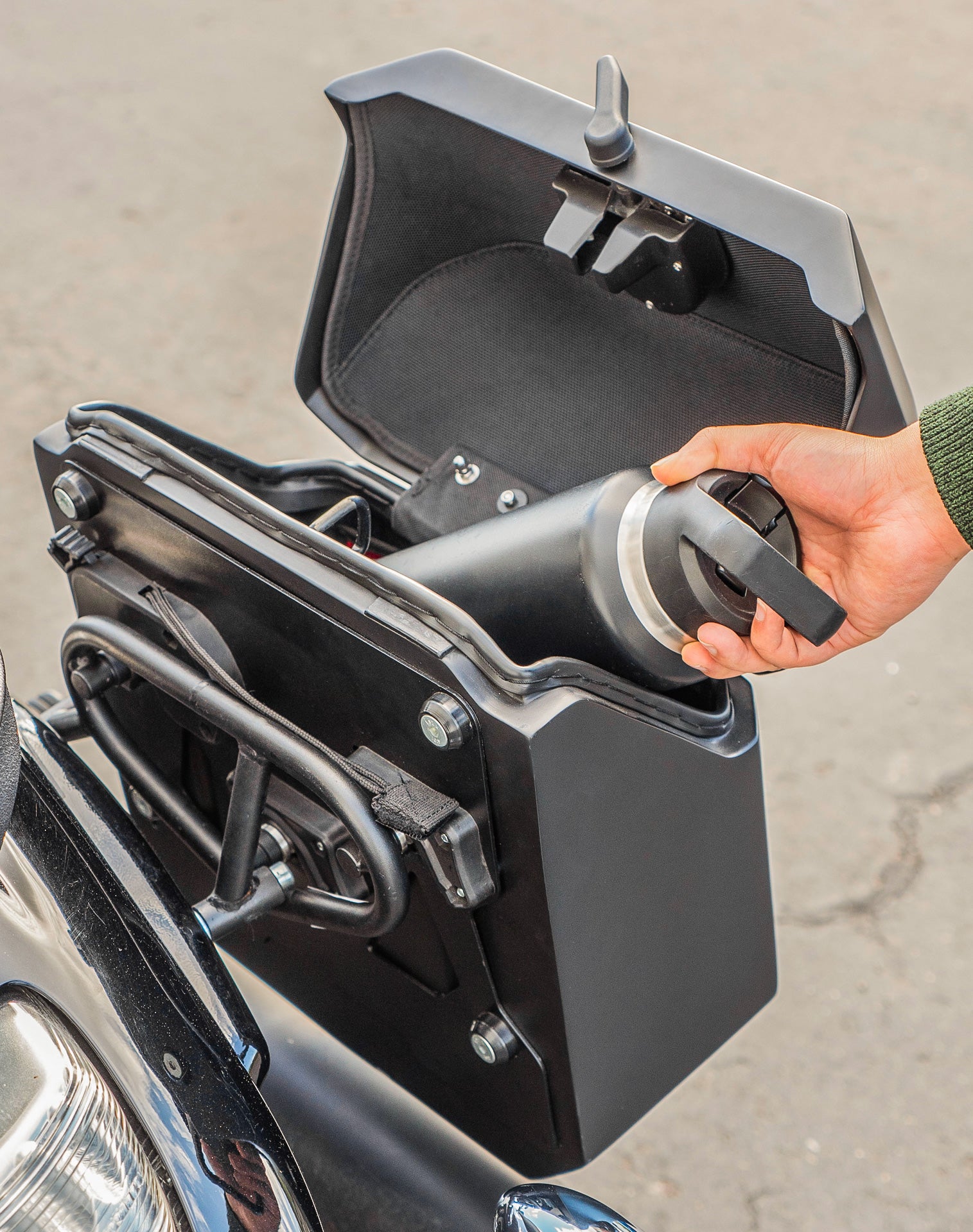 15L - Outlaw Quick-Mount Suzuki Boulevard M109R/VZR1800 Matte Hard Solo Saddlebag (Right Only) v4
