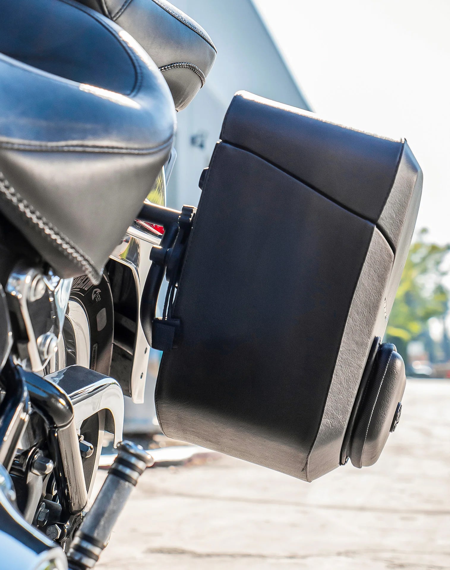 20L - Ironclad Quick-Mount Medium Hard Solo Saddlebag (Left Only) for Harley Softail Fat Boy Lo FLSTFB v3