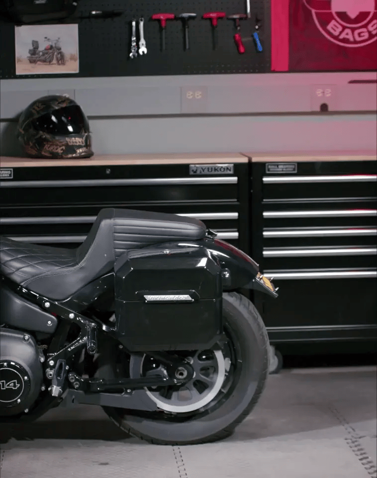 20L - Outlaw Quick-Mount Small Royal Enfield Meteor 350 Painted Hard Saddlebags GIF