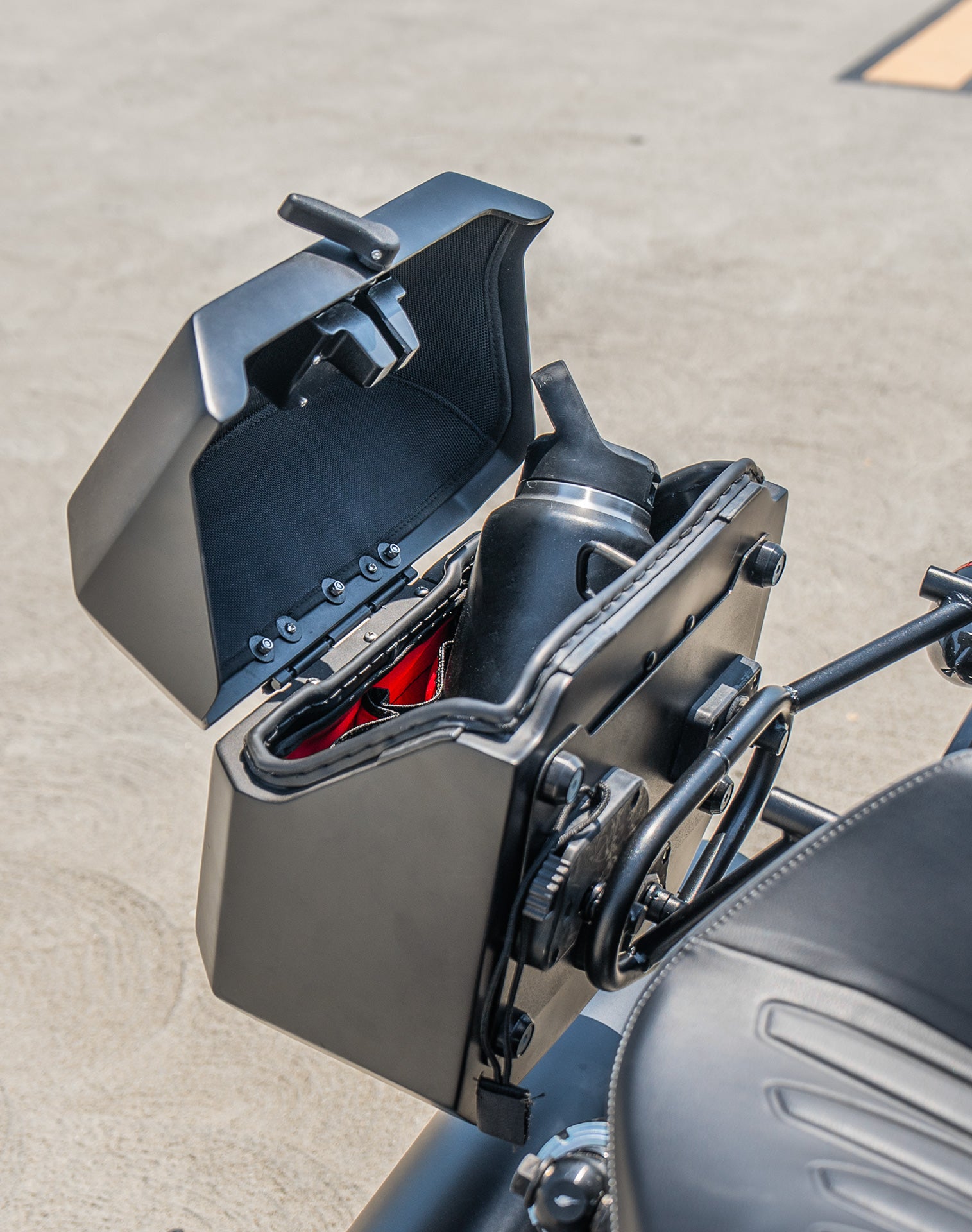 20L - Outlaw Quick-Mount Small Indian Scout Bobber Matte Hard Saddlebags Life Style 4