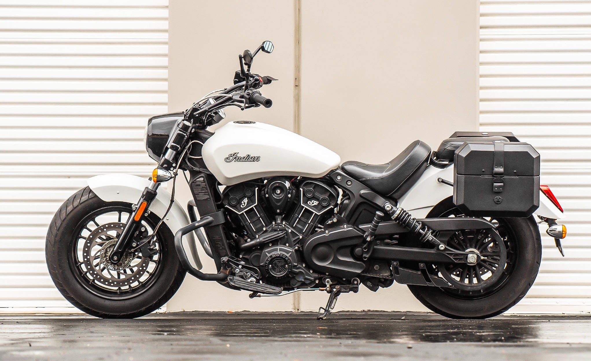 20L - Outlaw Quick-Mount Small Indian Scout Classic Leather Wrapped Hard Saddlebags Lifestyle @expand