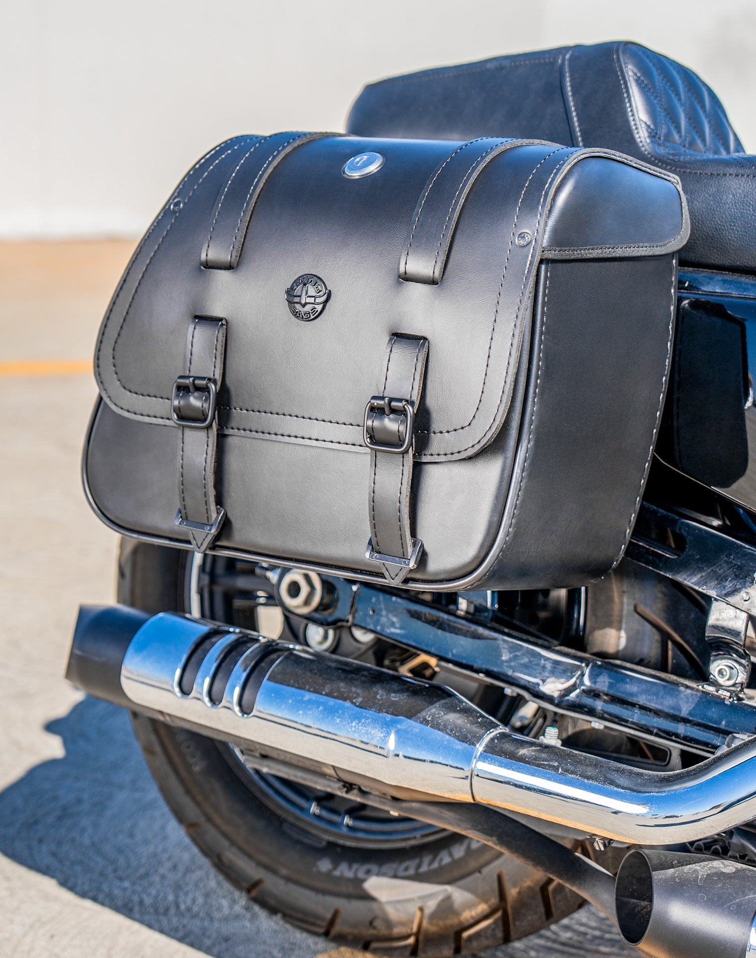 22L - Vant Medium Quick-Mount Shock Cut Motorcycle Saddlebags For Harley Sportster 883 Custom XL883C Lifestyle Vertical
