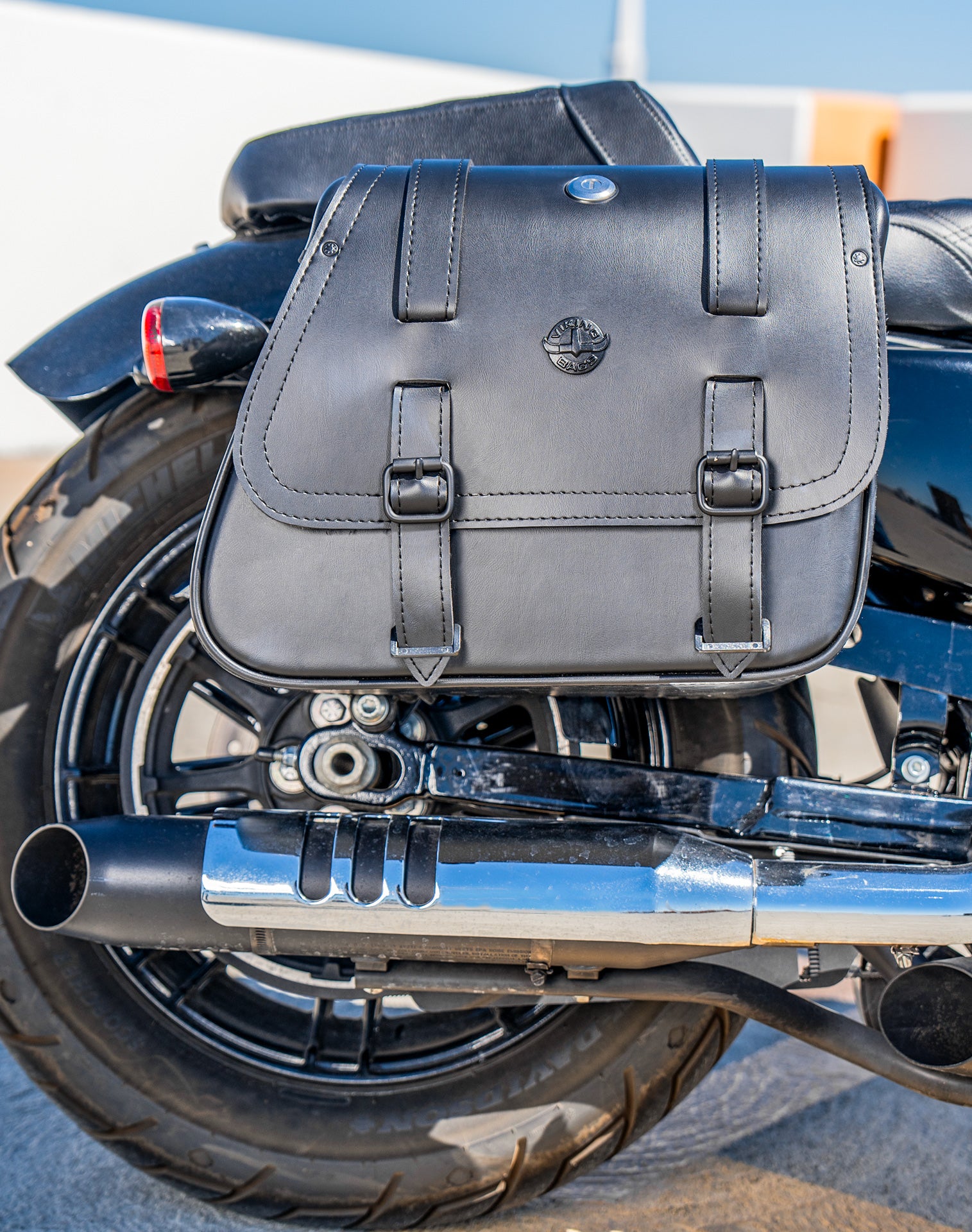 22L - Vant Medium Quick-Mount Shock Cut Motorcycle Saddlebags For Harley Sportster Super Low XL1200T Lifestyle Vertical