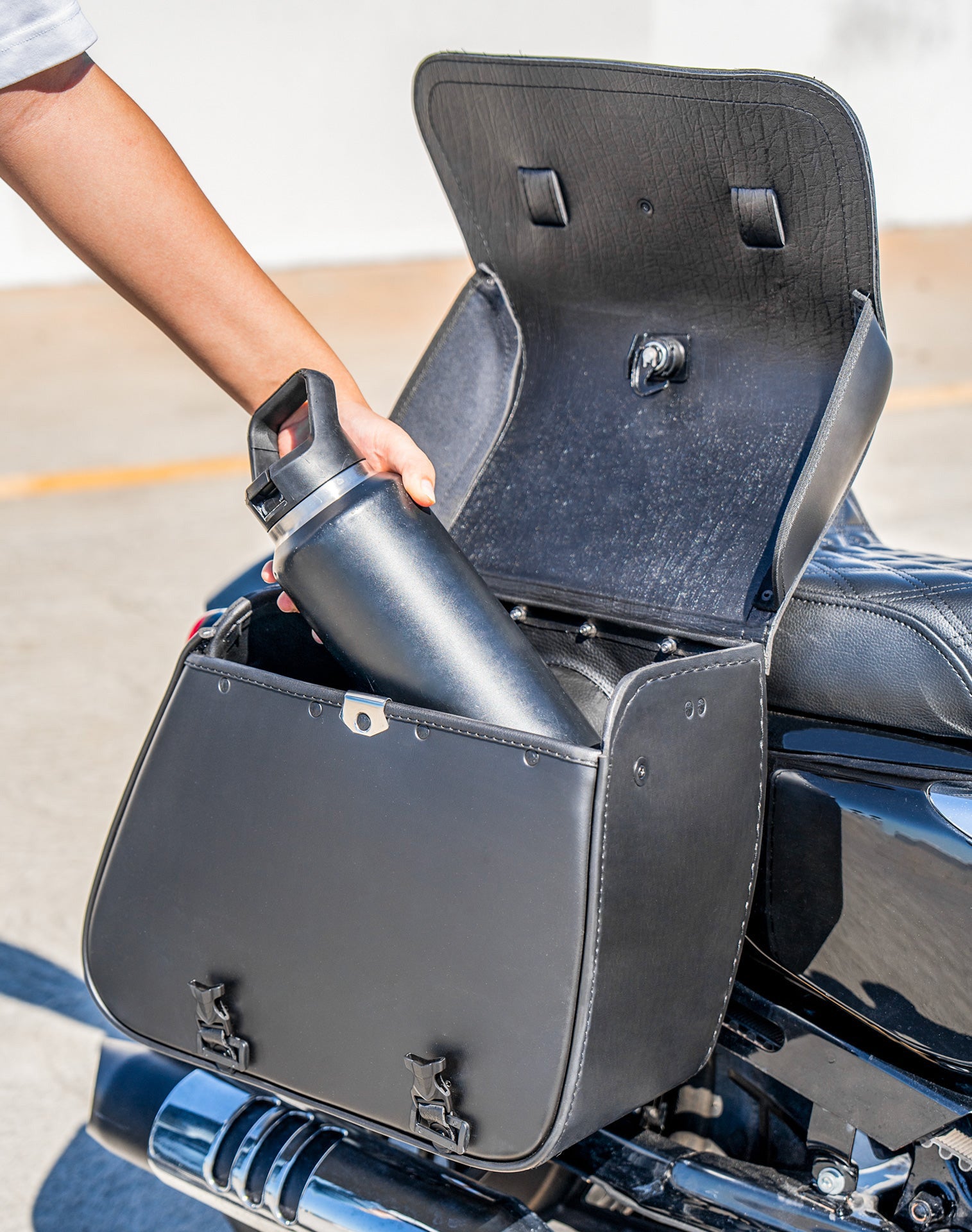 22L - Vant Medium Quick-Mount Shock Cut Motorcycle Saddlebags For Harley Sportster Superlow XL883L Lifestyle Vertical