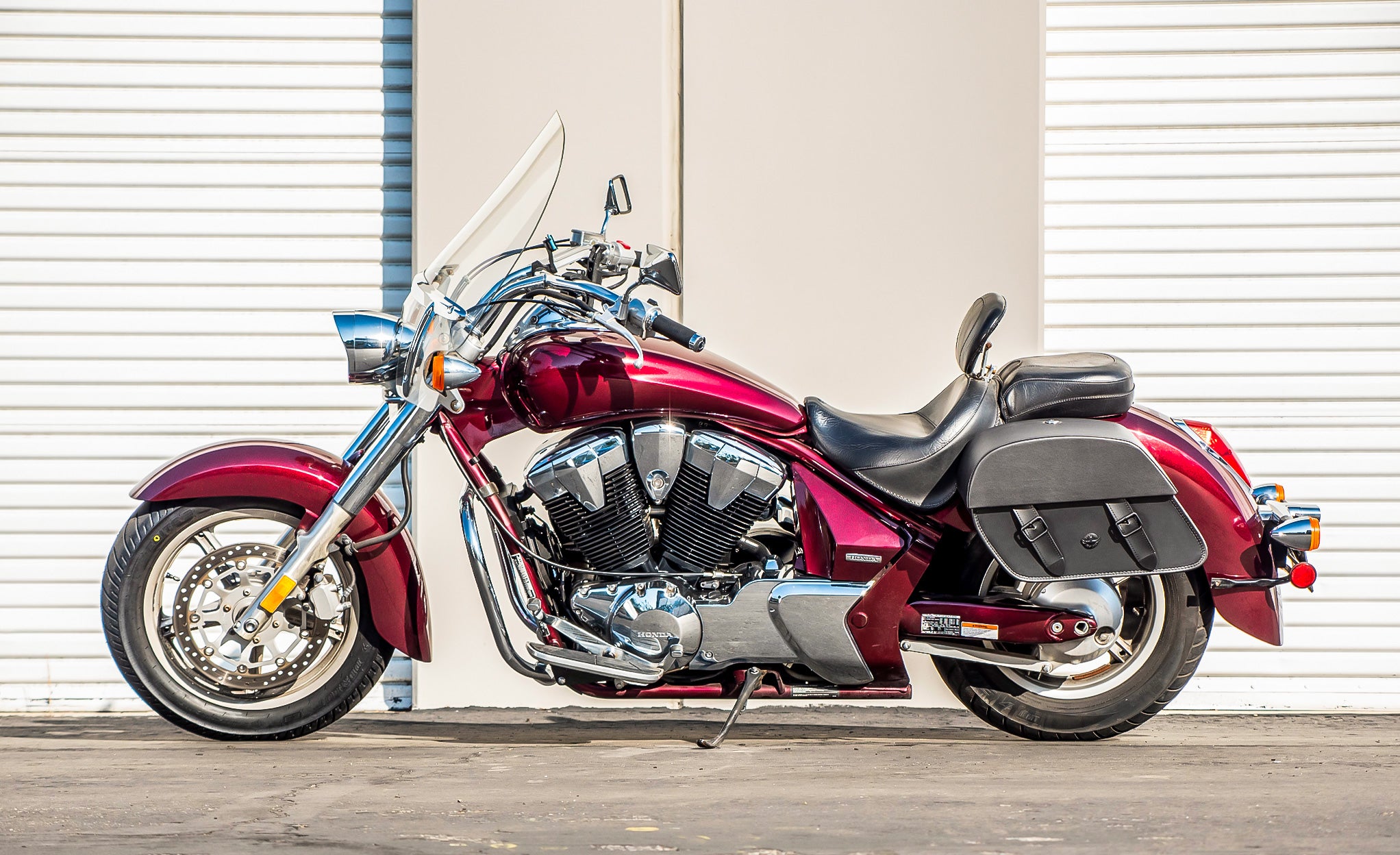 28L - Baelor Medium Honda VT1300CT Interstate Leather Saddlebags @expand