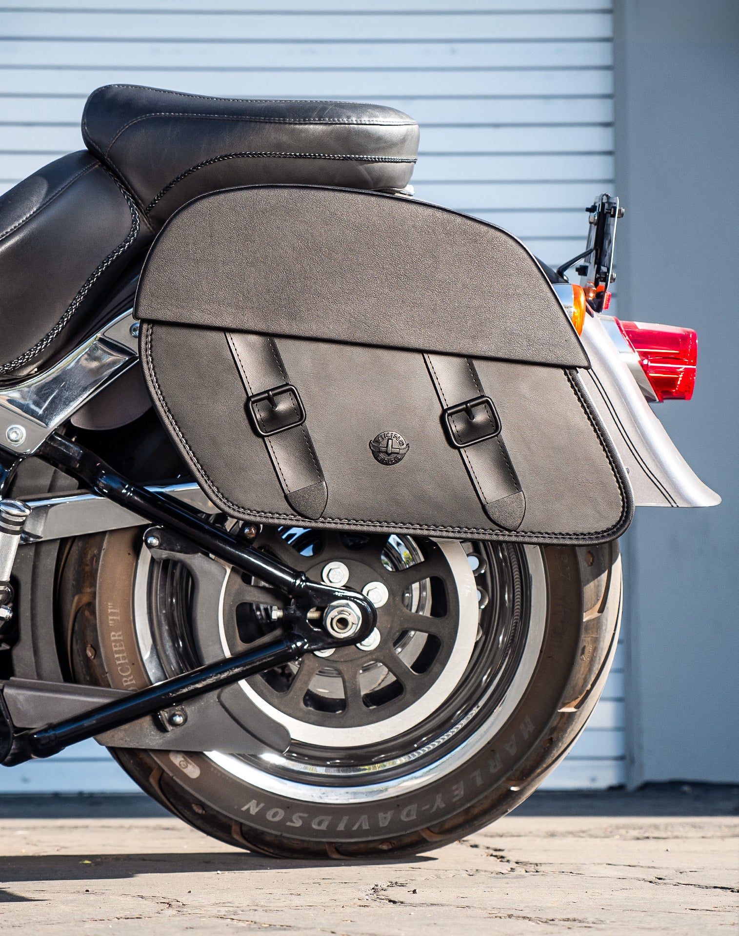 28L - Baelor Medium Quick-Mount Motorcycle Saddlebags for Harley Softail Fat Boy Lo FLSTFB v2