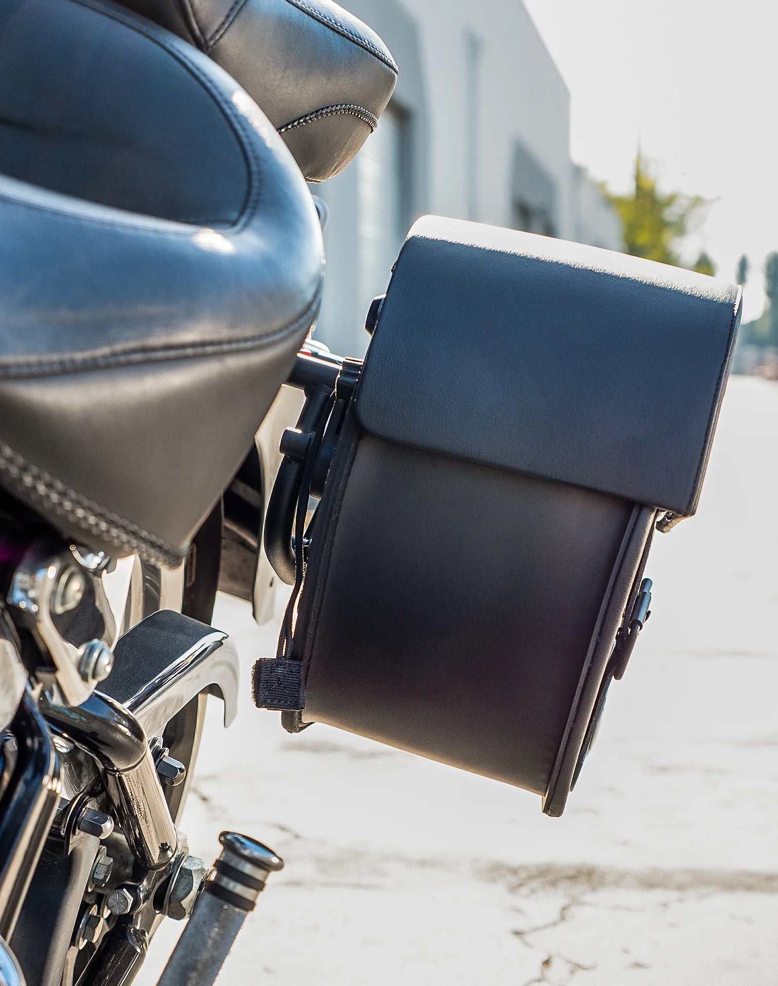 28L - Baelor Medium Quick-Mount Motorcycle Saddlebags for Harley Softail Fat Boy Lo FLSTFB v3