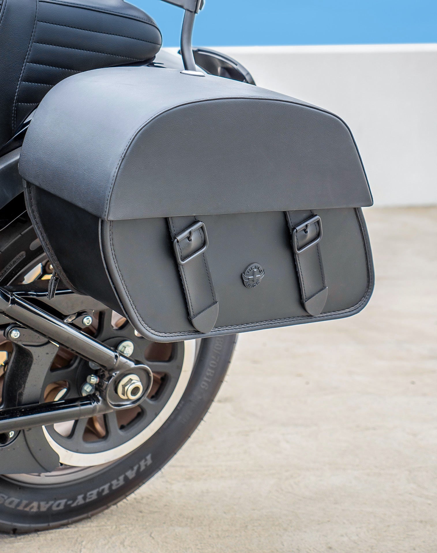 28L - Baelor Medium Quick-Mount Saddlebags For 2025+ Harley Softail Low Rider S FXLRS Vertical Lifestyle