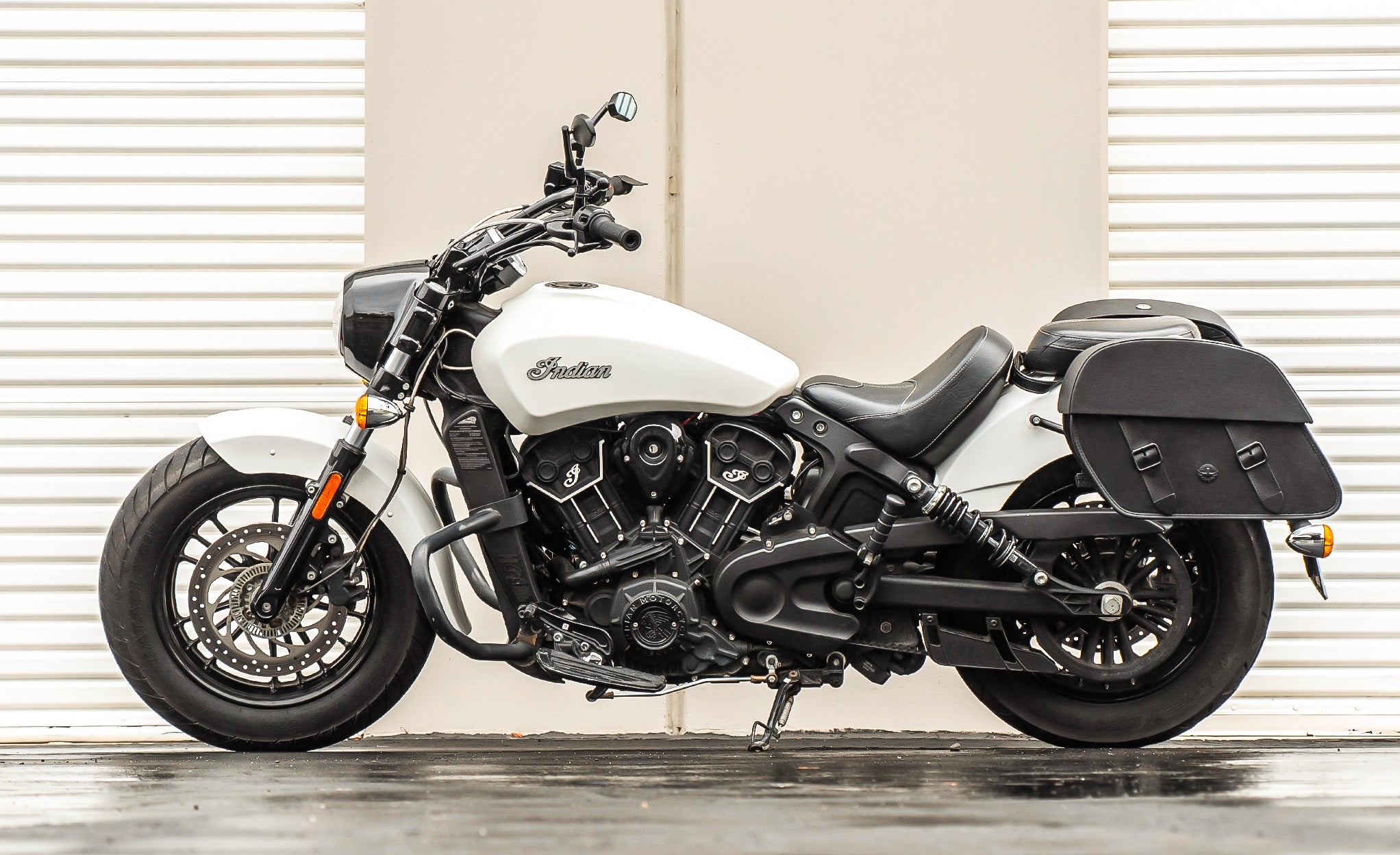 28L - Baelor Quick-Mount Medium Indian Scout Classic Motorcycle Saddlebags Lifestyle @expand