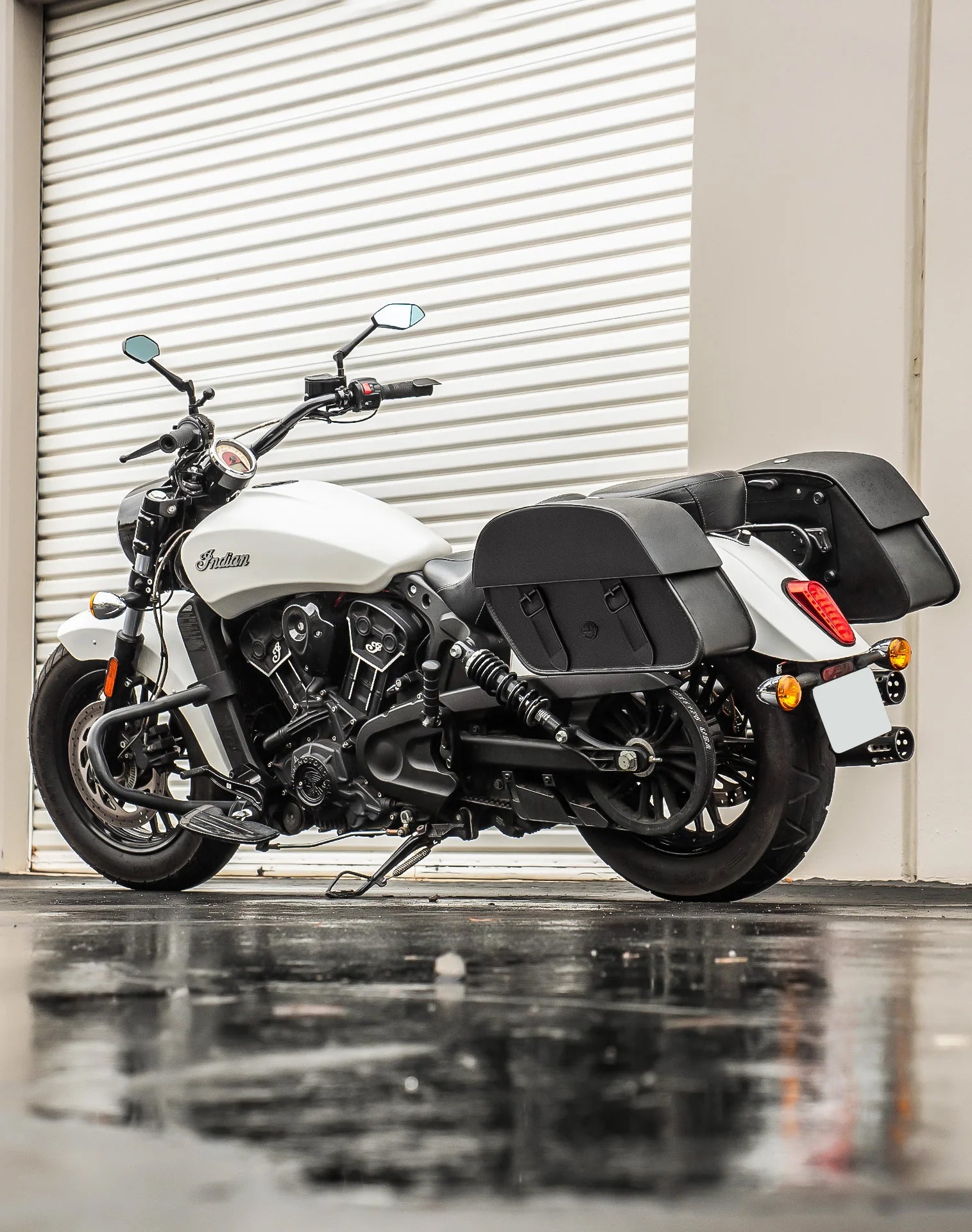 28L - Baelor Quick-Mount Medium Indian Scout Classic Motorcycle Saddlebags Lifestyle