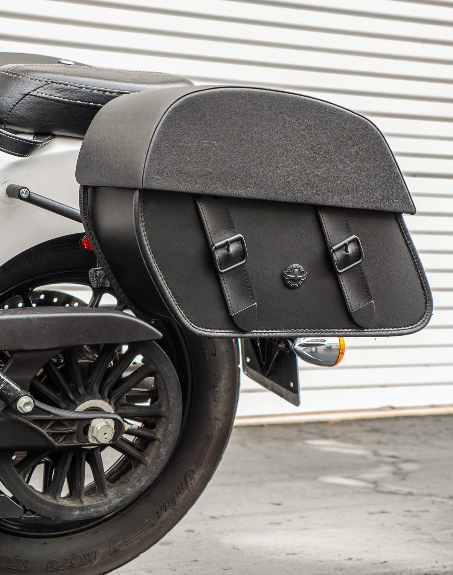 28L - Baelor Quick-Mount Medium Indian Scout Classic Motorcycle Saddlebags Lifestyle