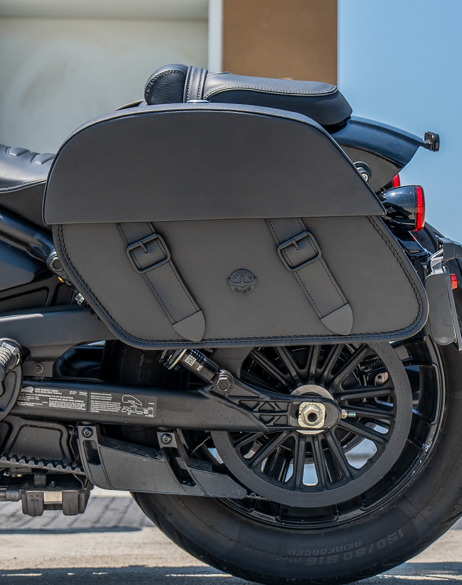 28L - Baelor Quick-Mount Medium Indian Scout Sixty Bobber Motorcycle Saddlebags Life style