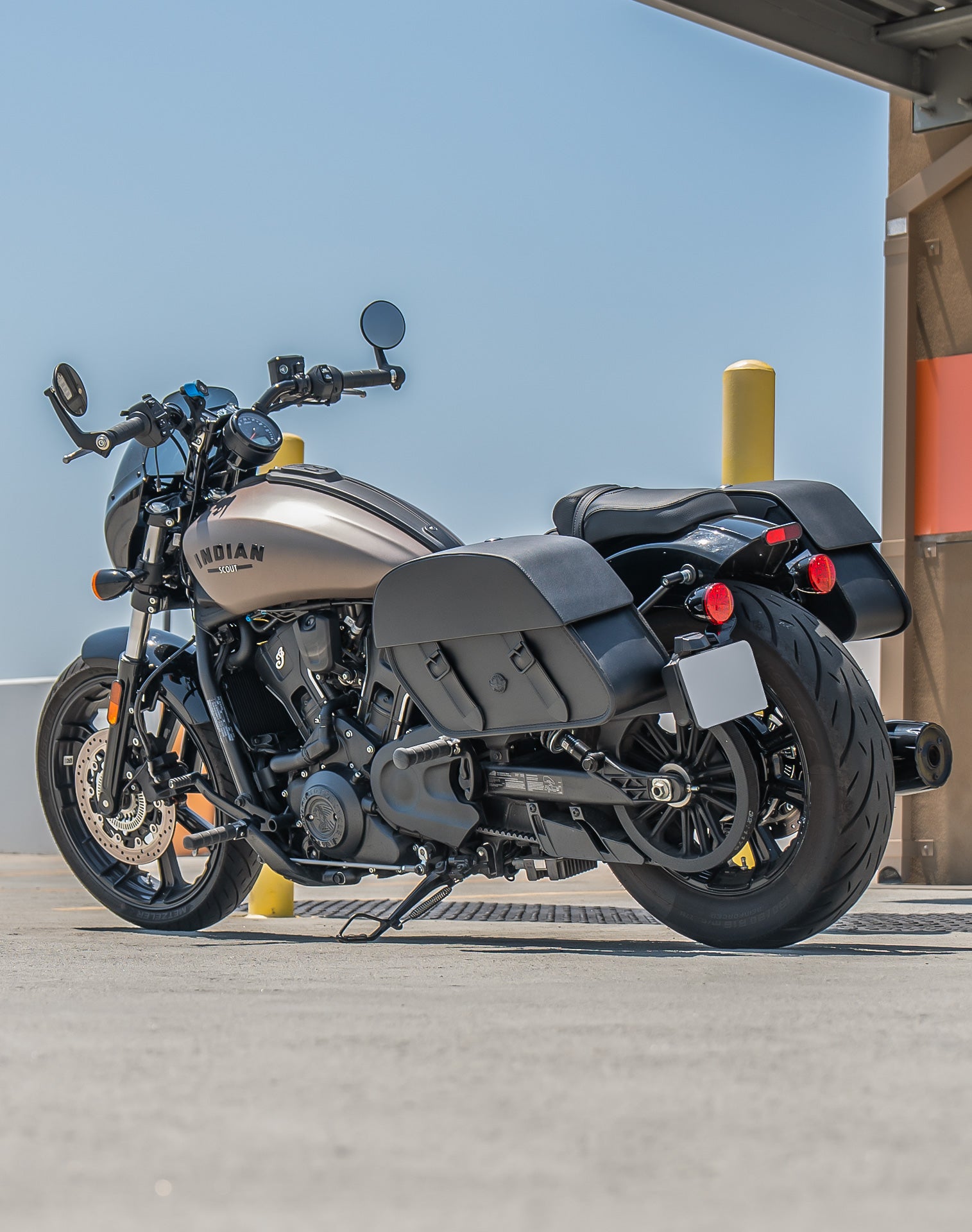 28L - Baelor Quick-Mount Medium Indian Sport Scout Motorcycle Saddlebags Life style