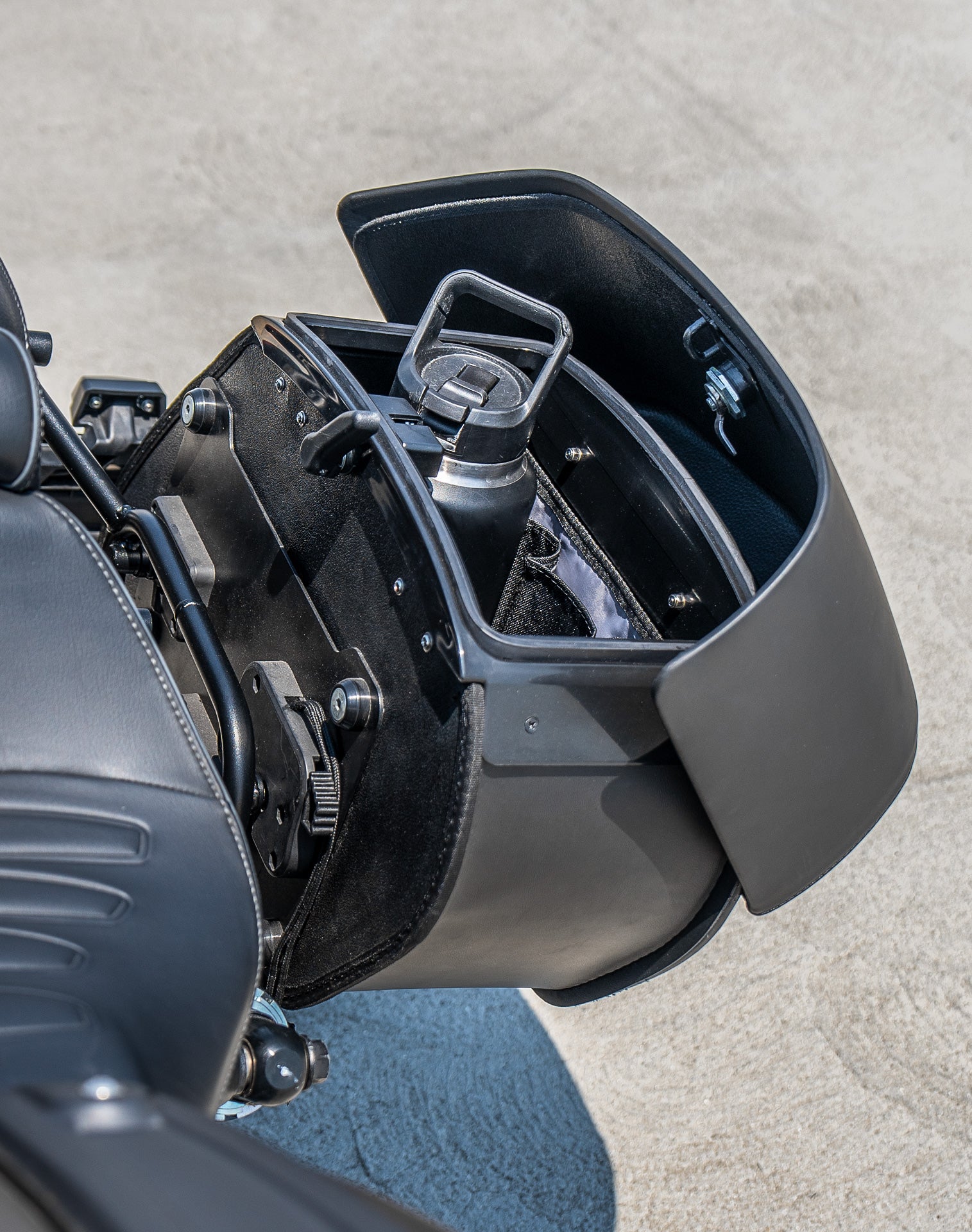 28L - Baelor Quick-Mount Medium Indian Sport Scout Motorcycle Saddlebags Life style
