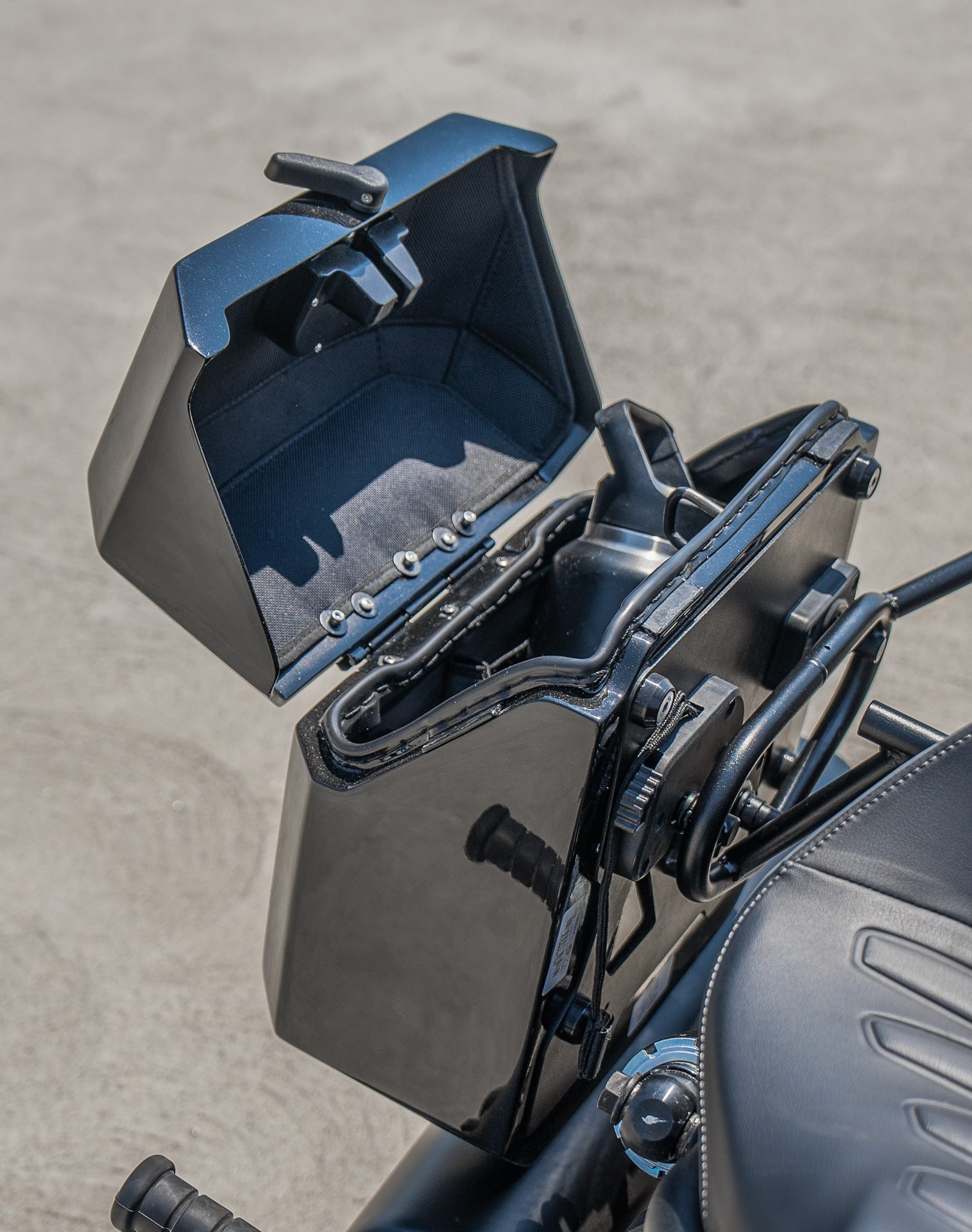 30L - Outlaw Quick-Mount Medium Indian Scout Sixty Bobber Painted Hard Saddlebags Life style