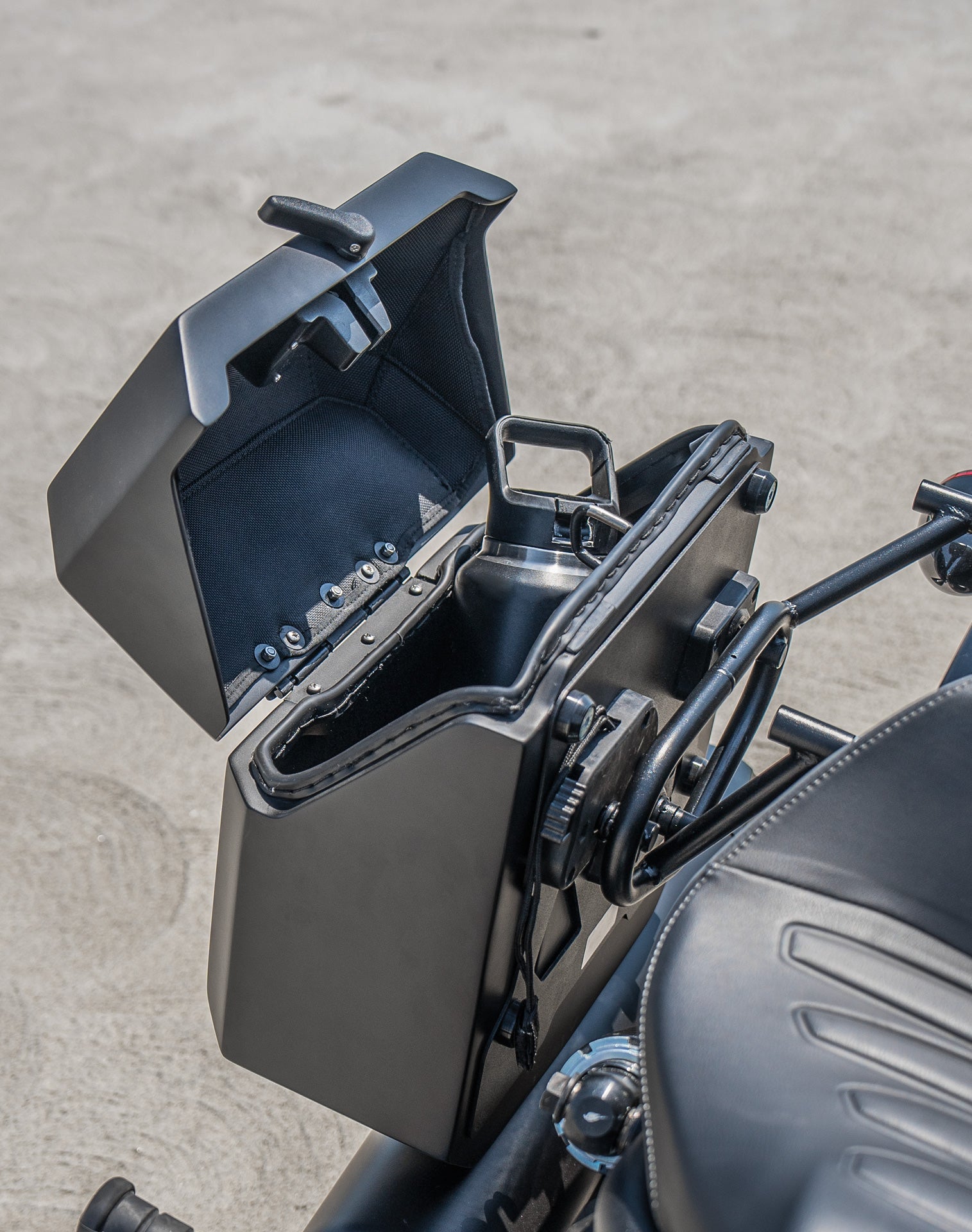 30L - Outlaw Quick-Mount Medium Indian Sport Scout Matte Hard Saddlebags Life style