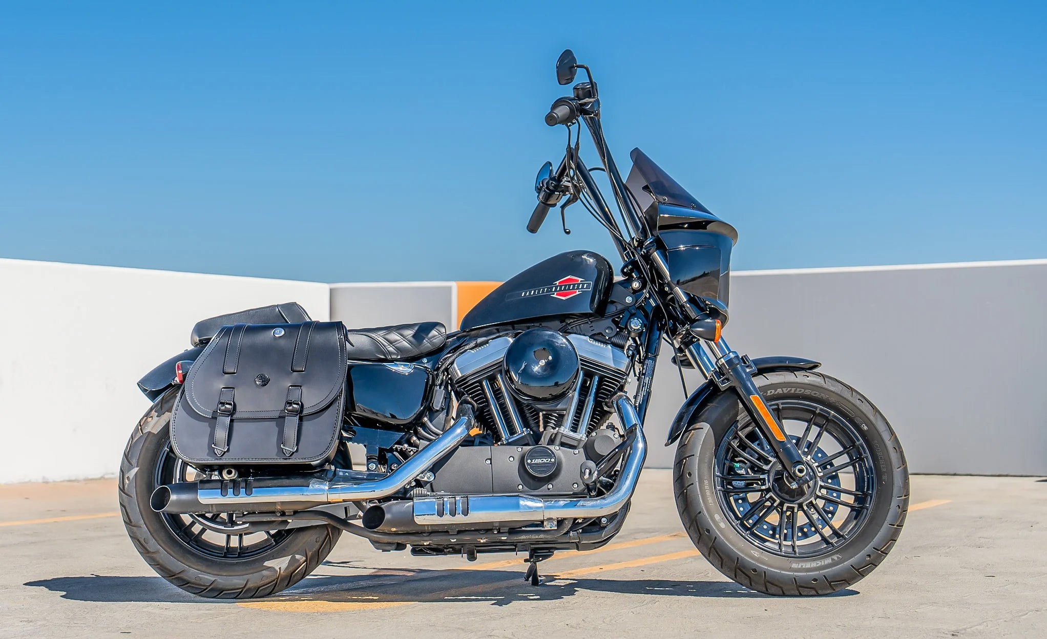 30L - Vant Medium Quick-Mount Motorcycle Saddlebags For Harley Sportster 1200 Low XL1200L Lifestyle @expand