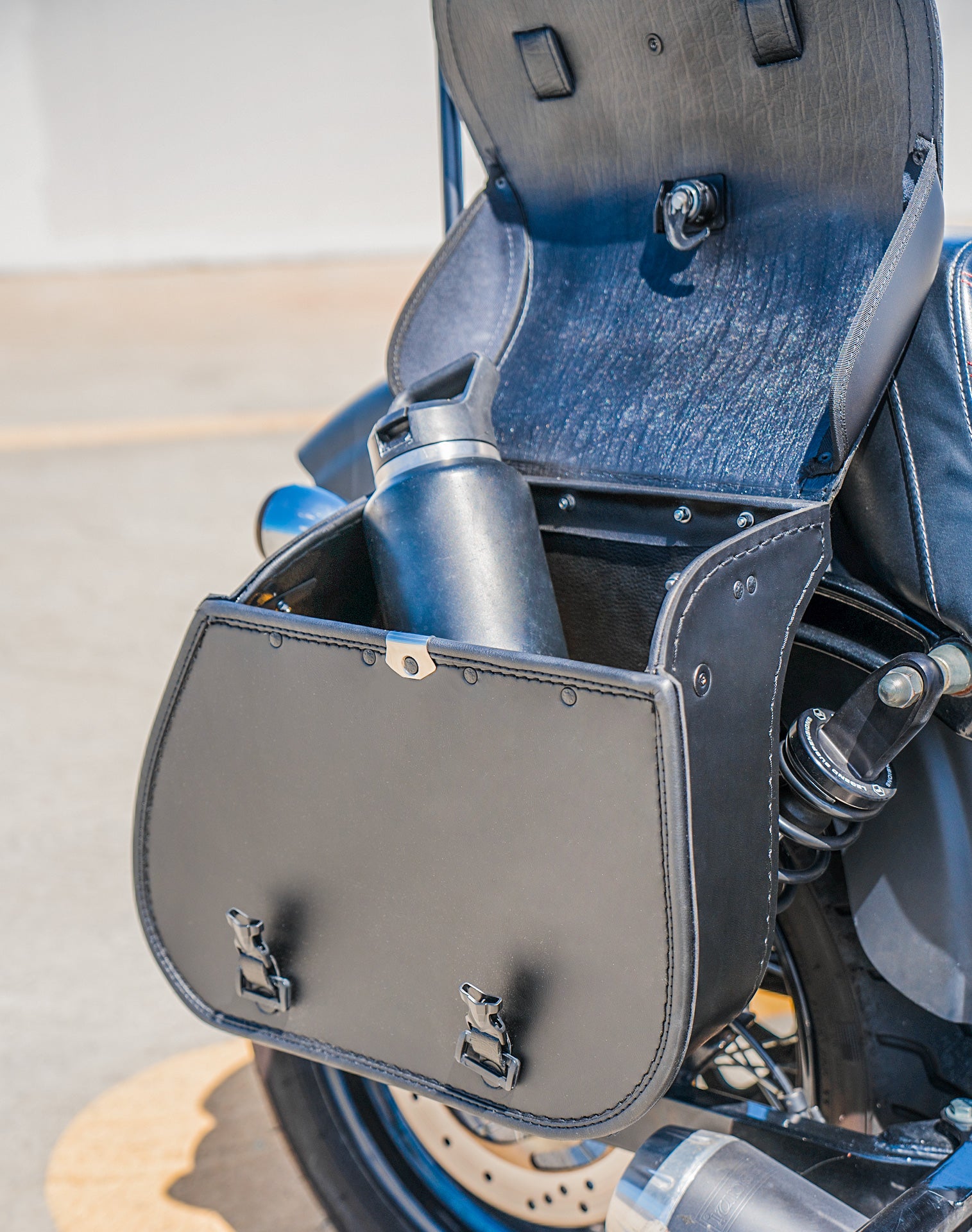 30L - Wraith Large Quick-Mount Shock Cutout Leather Saddlebags For Harley Dyna Low Rider FXDL/I Vertical Lifestyle