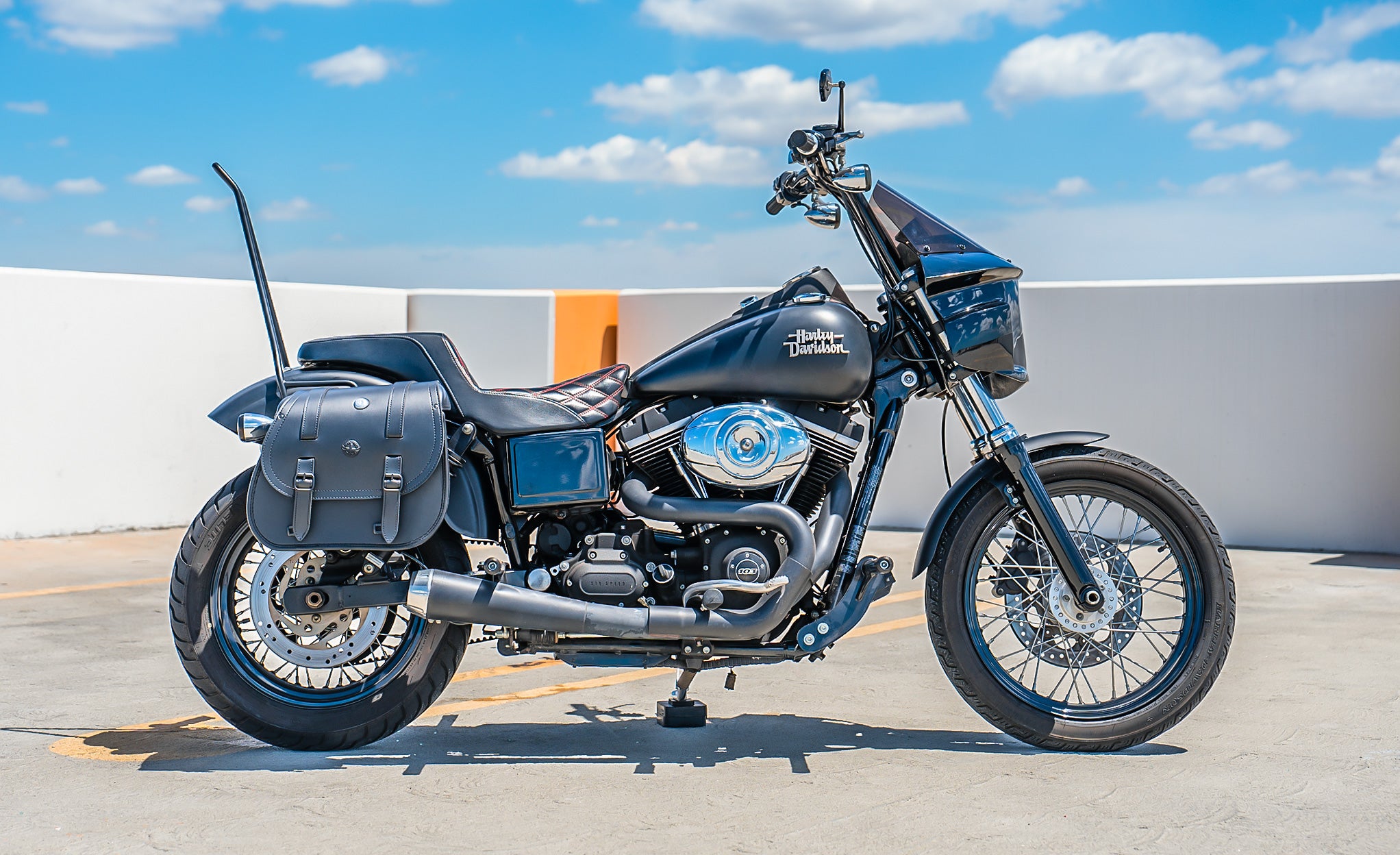 30L - Wraith Large Quick-Mount Shock Cutout Leather Saddlebags For Harley Dyna Fat Bob FXDF/SE Lifestyle @expand