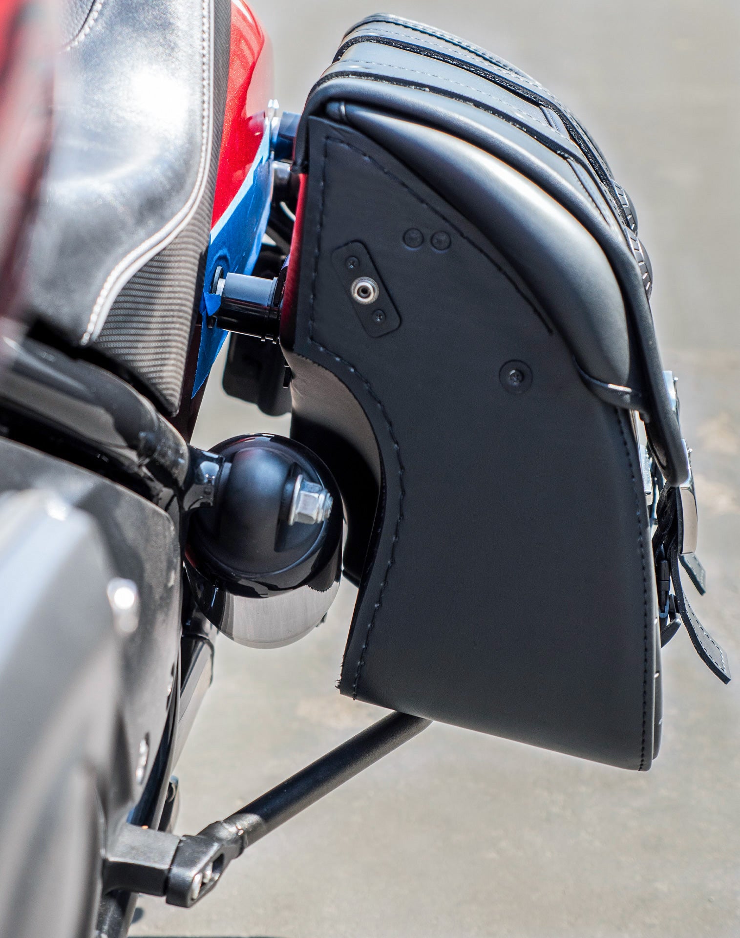 32l-arrowhead-large-2022-24-indian-chief-bobber-dark-horse-motorcycle-saddlebags Lifestyle