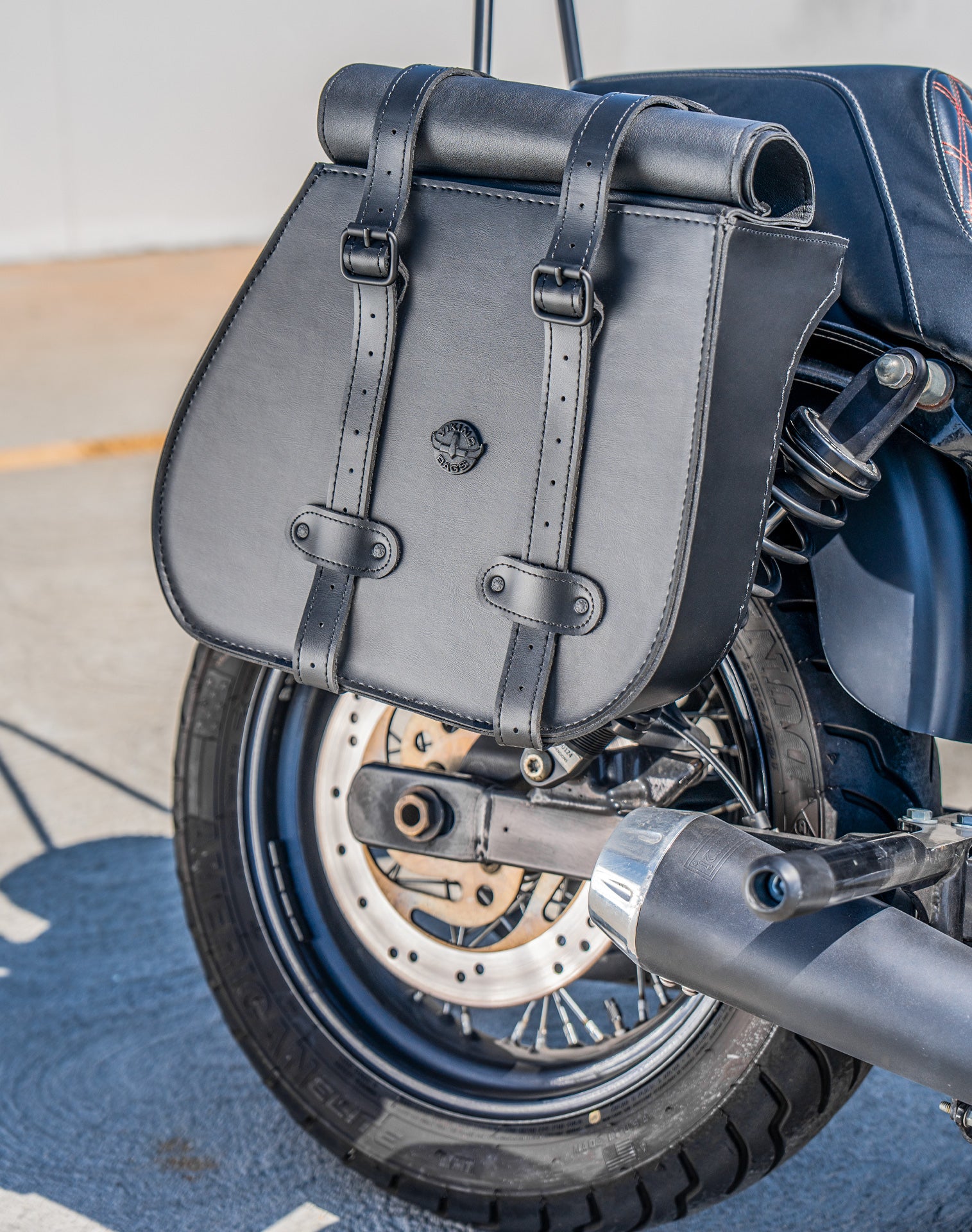 45L - Thor XL Roll-Top Quick-Mount Shock-Cut Saddlebags For Harley Dyna Super Glide FXD/I Lifestyle Vertical