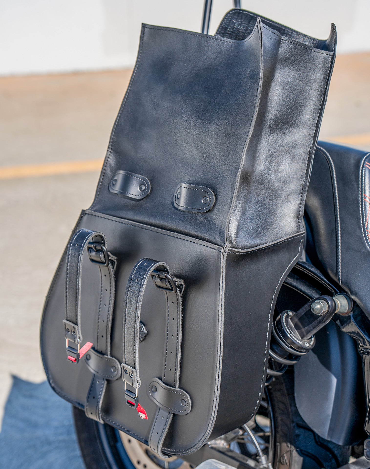 45L - Thor XL Roll-Top Quick-Mount Shock-Cut Saddlebags For Harley Dyna Super Glide FXD/I Lifestyle Vertical